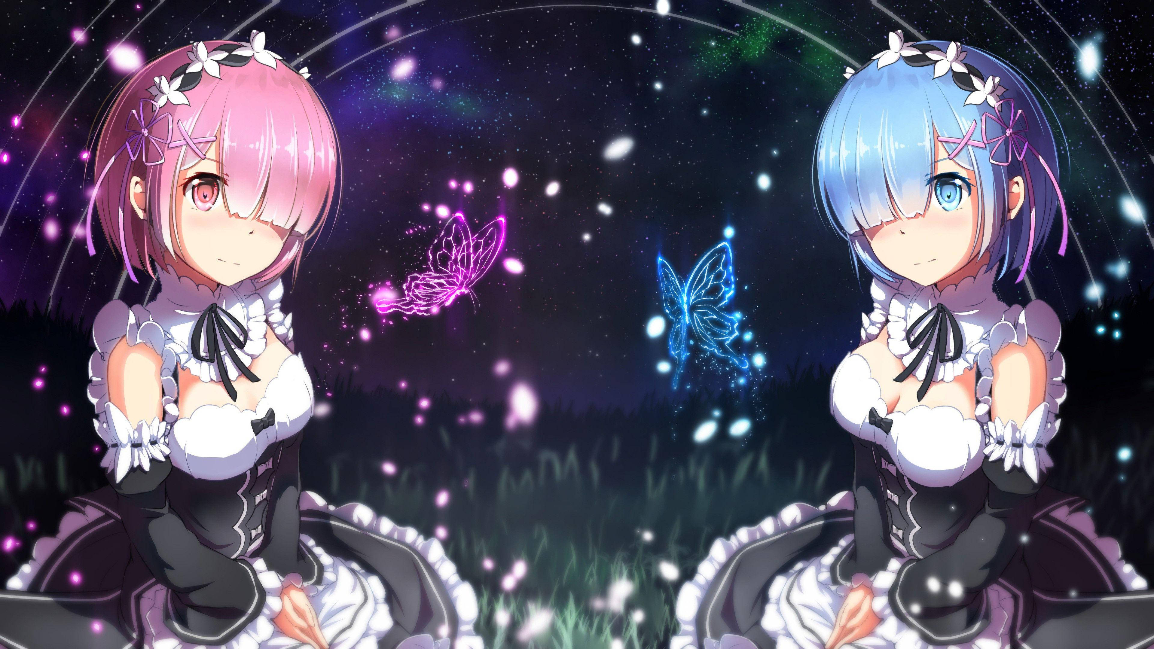 Ecchi 桌布 壁紙 — 兩個粉紅色和藍色頭髮的動漫女孩坐在星空下的夜晚田野中，發光的蝴蝶在她們之間翩翩起舞。