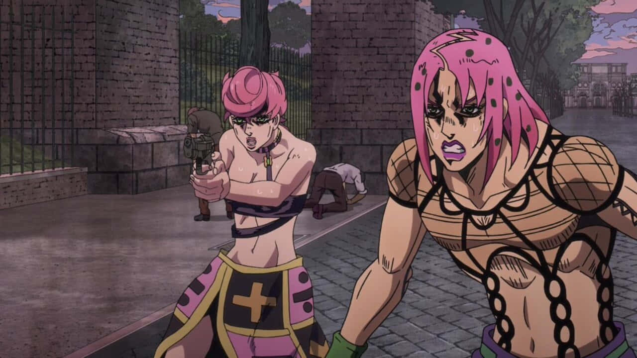 Jojo's Bizarre Adventure Diavolo 桌布 壁紙 — 兩個粉紅色頭髮的動漫角色站在黃昏時分的骯髒小巷中，一個瞄準槍，另一個威脅性地逼近。