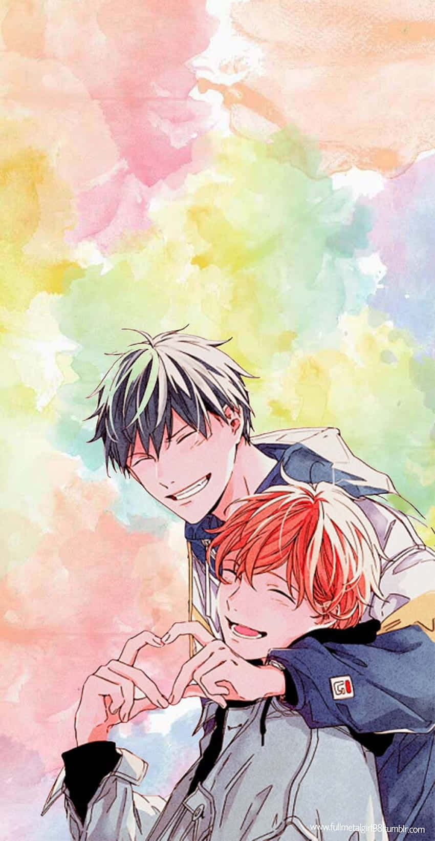 yaoi 桌布 壁紙 — 兩個紅白頭髮的動畫男孩在柔和的水彩天空背景下，用手比出心形，開心地微笑。