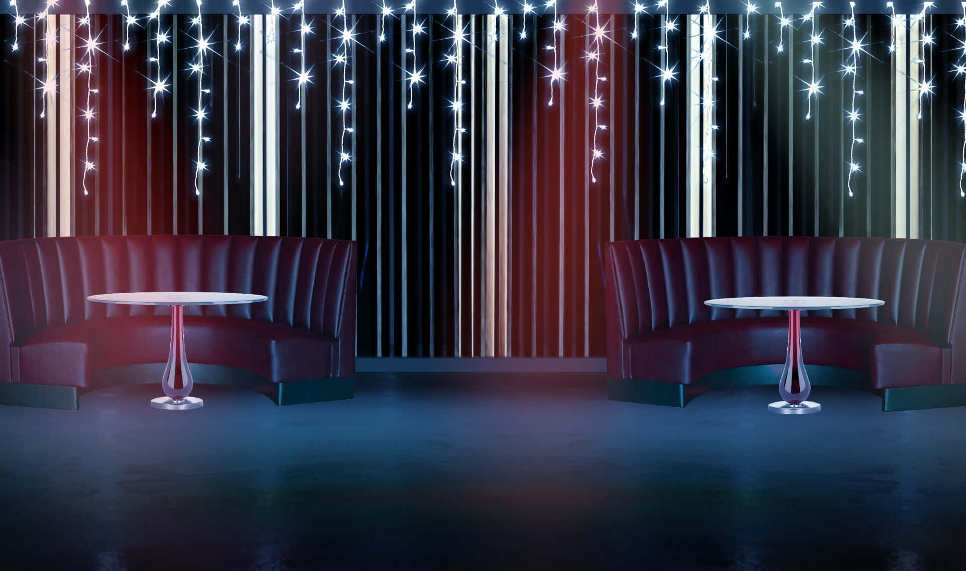 Nightclub 桌布 壁紙 — 兩個紅色天鵝絨卡座在閃爍的燈串下相對，背景是條紋窗簾。