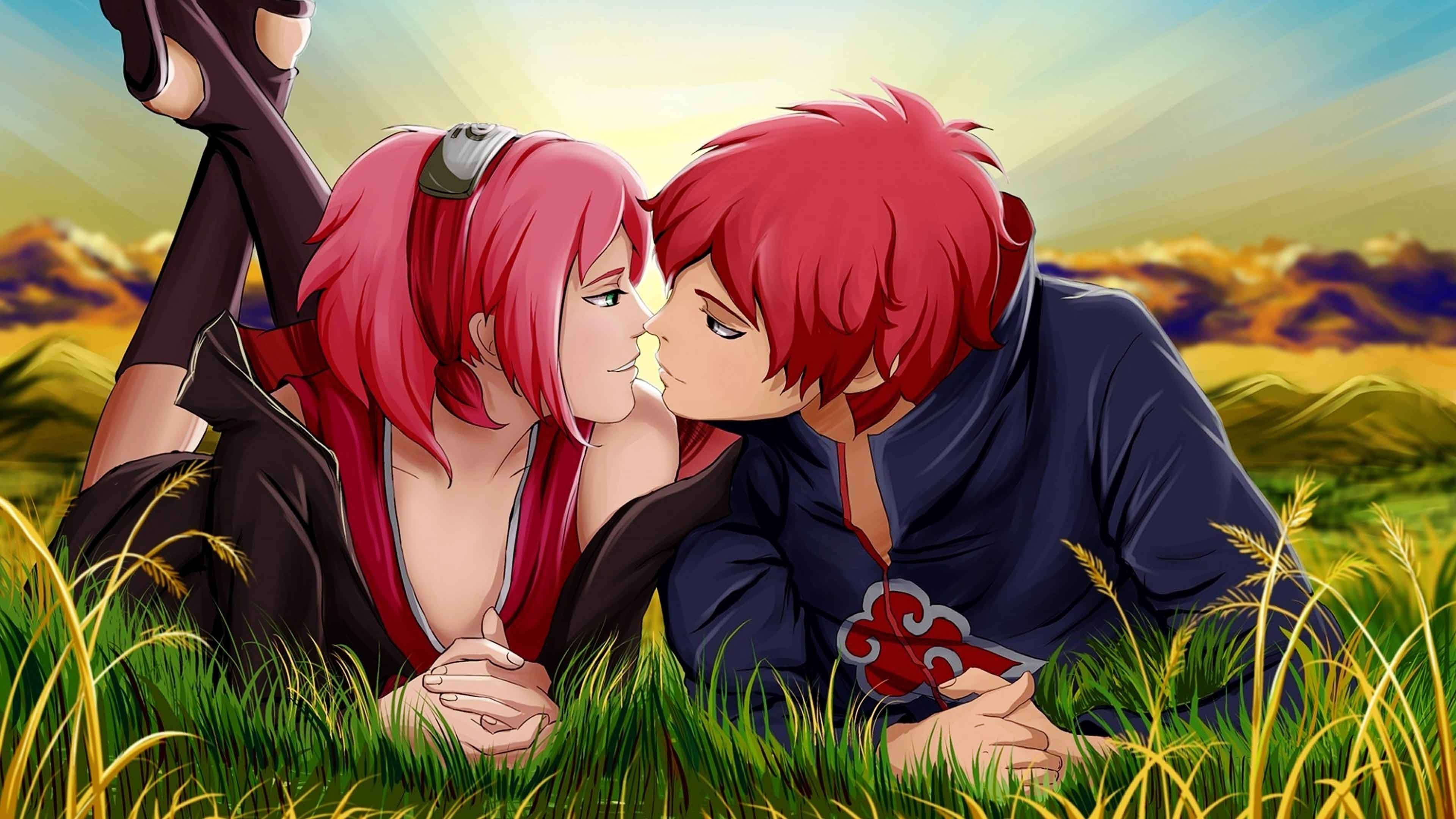 Cute Couple Cartoon 桌布 壁紙 — 兩個紅髮動漫角色在陽光明媚的草地上溫柔接吻，遠處有山巒。