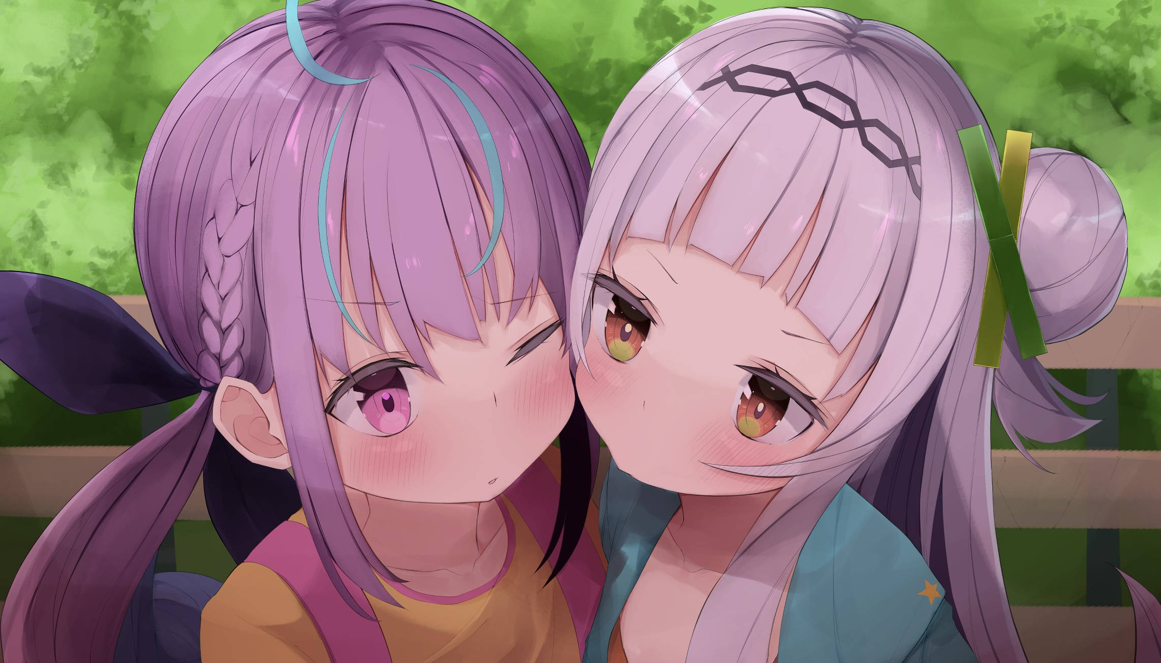 Kissing 桌布 壁紙 — 兩個紫色頭髮的動漫女孩在戶外共享甜蜜時刻，背景是鬱鬱蔥蔥的綠色。