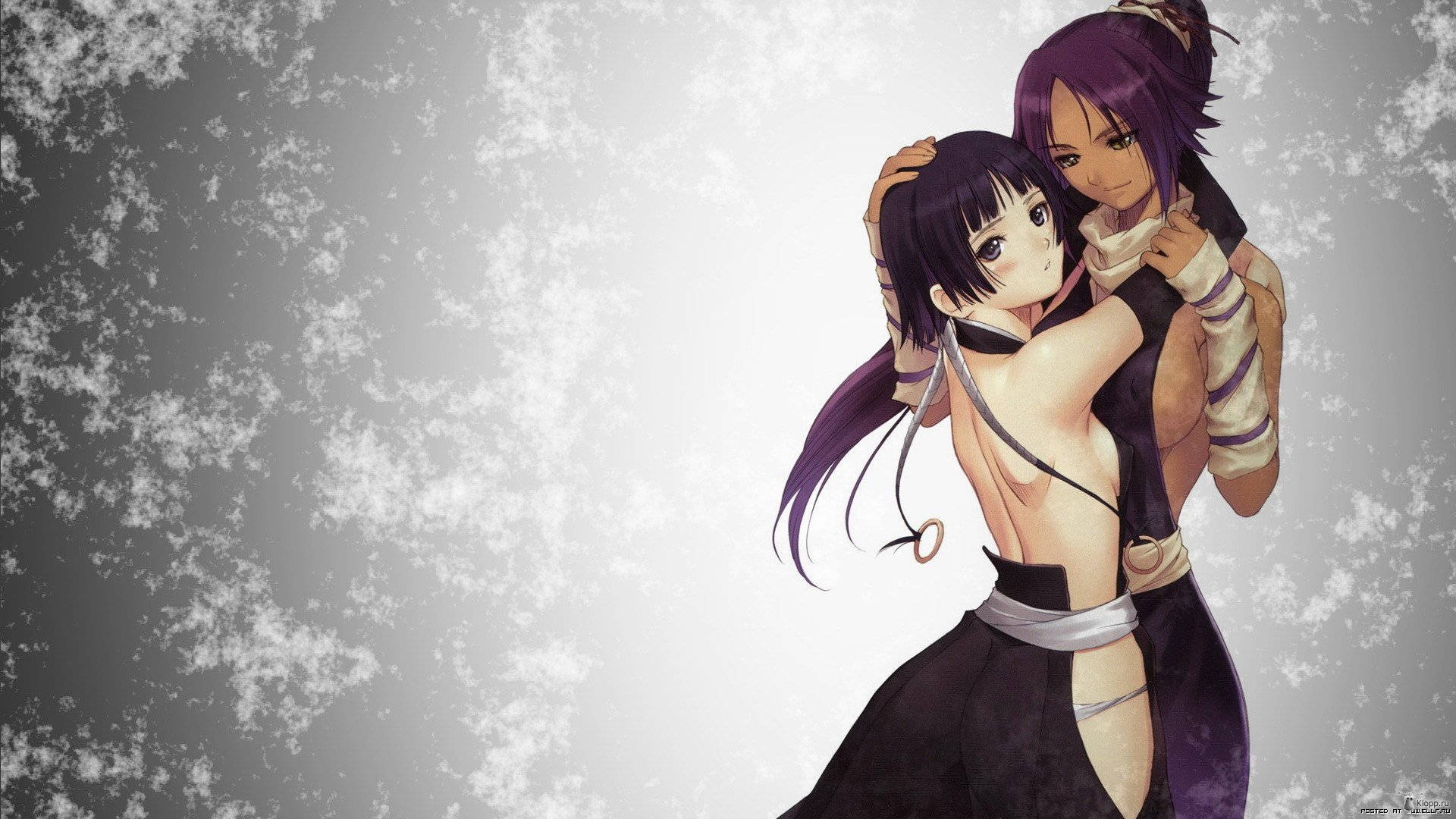 Yoruichi 桌布 壁紙 — 兩個紫髮動漫女孩在紋理灰白背景前溫暖擁抱。