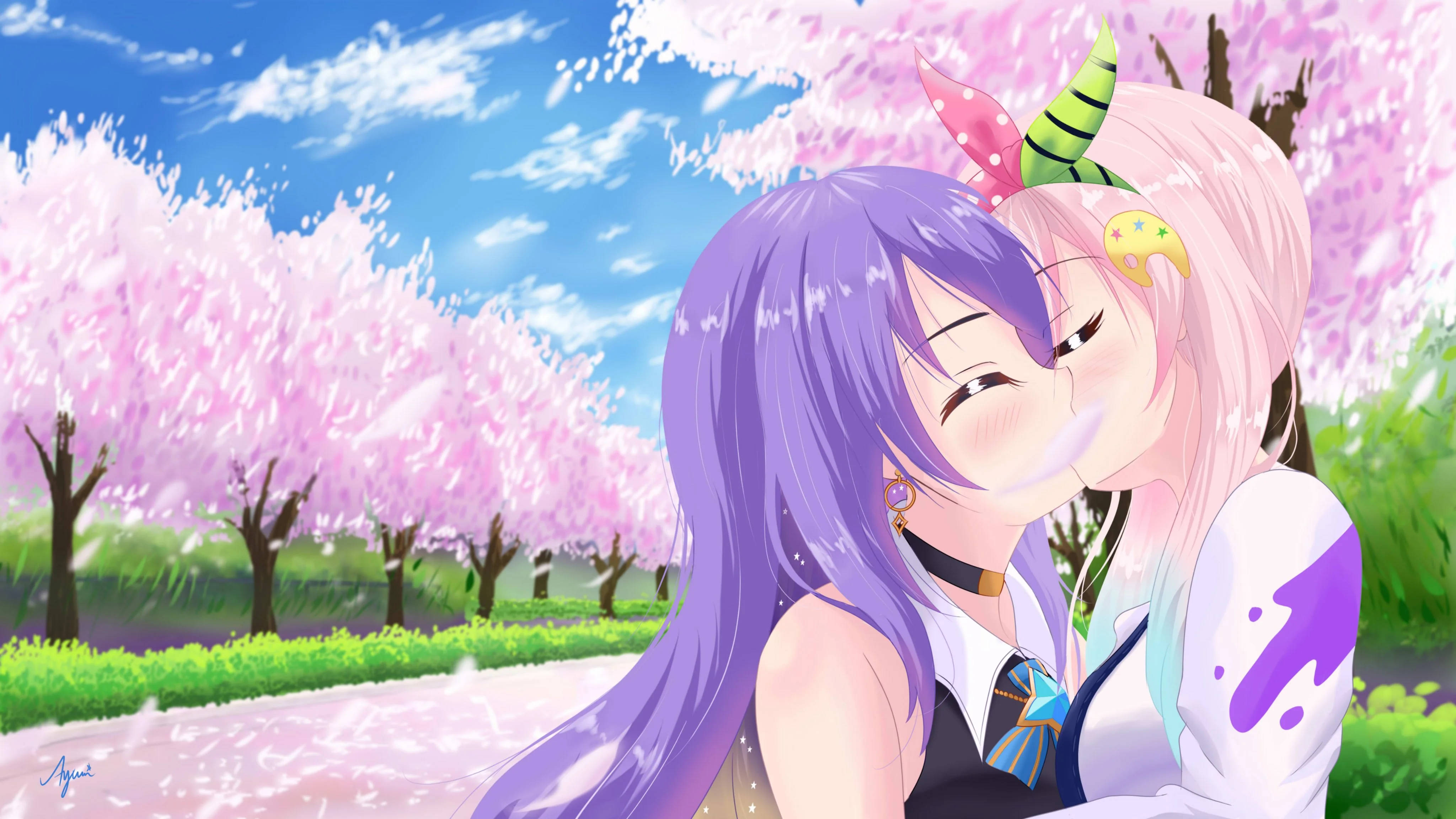 anime kiss 桌布 壁紙 — 兩個紫髮和粉紅髮的動漫女孩在晴朗藍天日子裡，在盛開的櫻花樹下接吻。