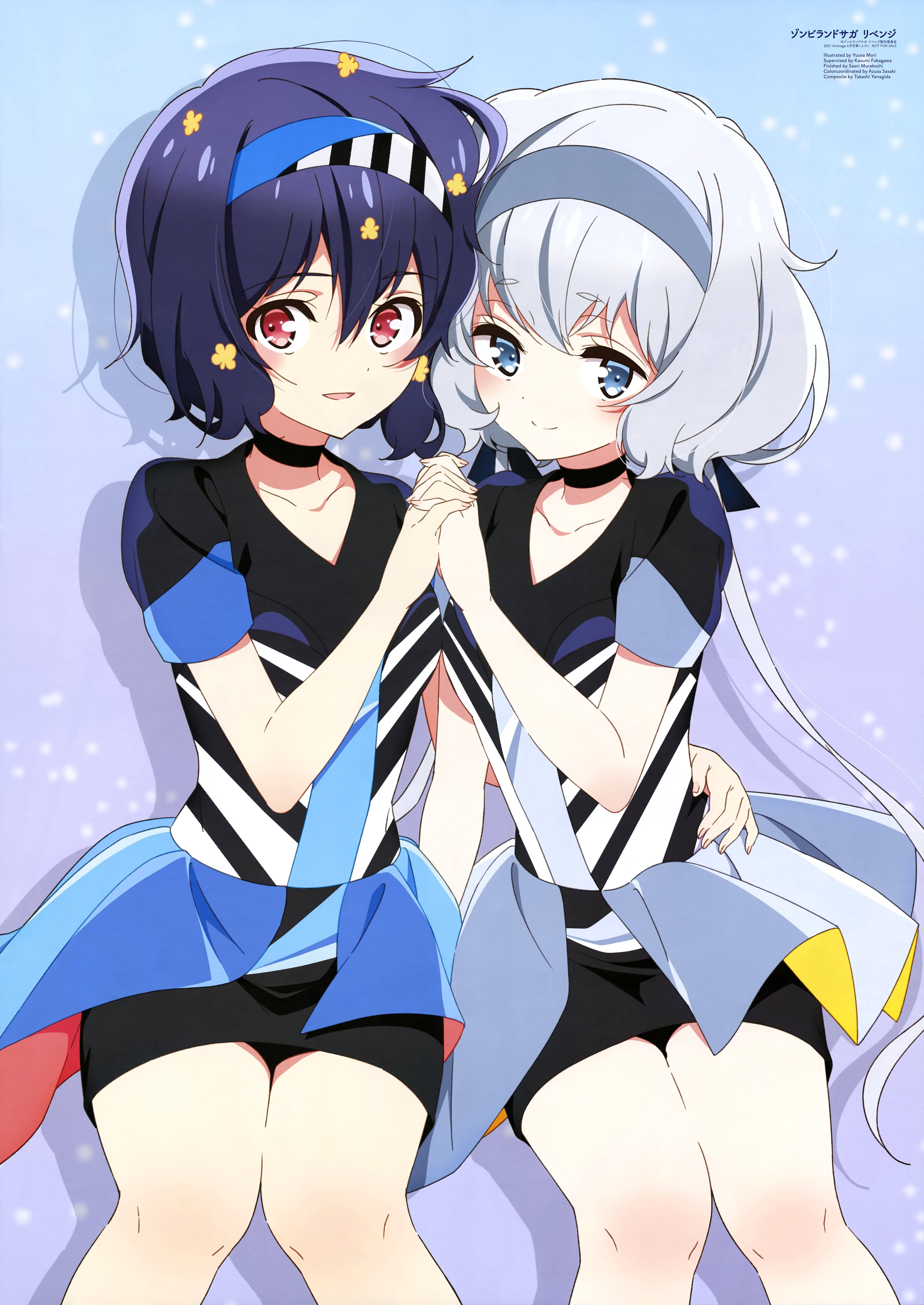 zombie land saga 桌布 壁紙 — 兩個紫髮和銀髮的動漫女孩穿著相配的黑藍色服裝，在閃閃發光的淺藍色背景前牽手。