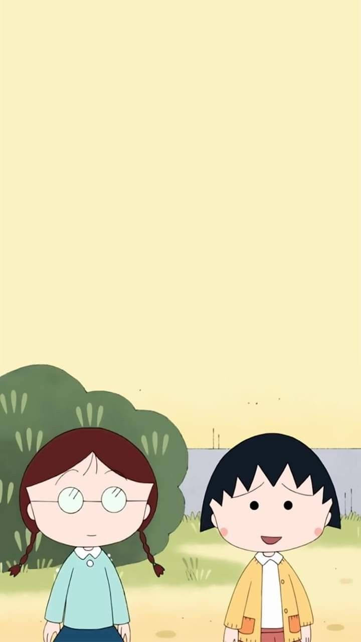 Chibi Maruko Chan 桌布 壁紙 — 兩個紮辮子的開朗動漫女孩並肩站在柔和的黃色天空下，靠近灌木叢。