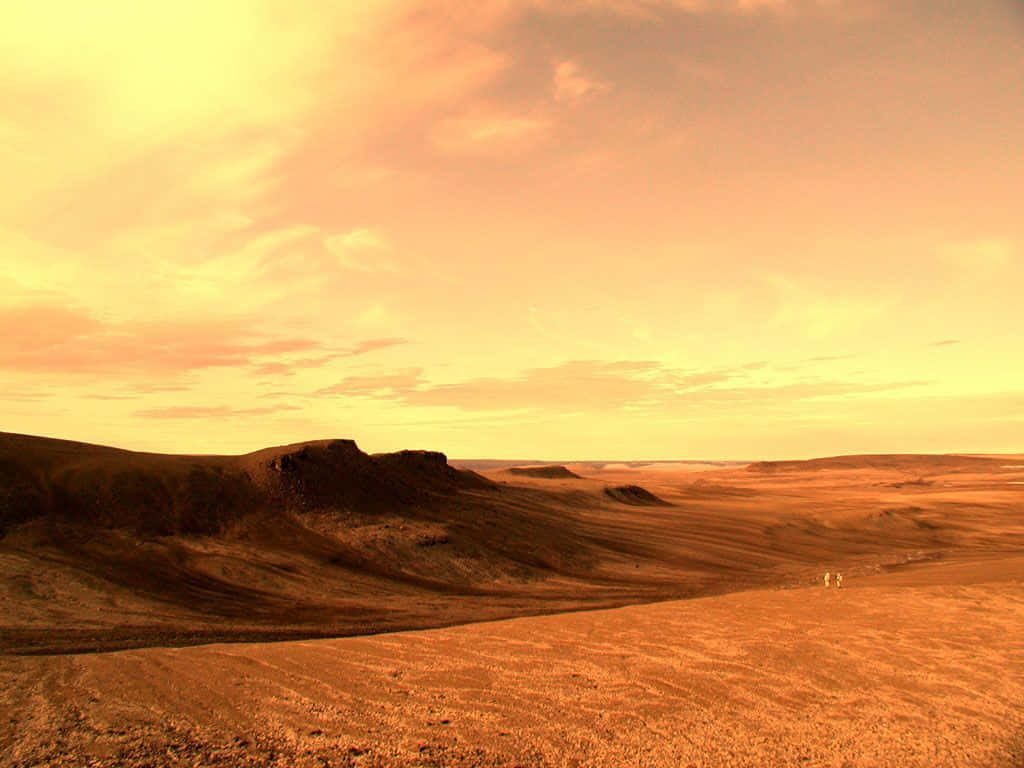 Mars Landscape 桌布 壁紙 — 兩個細小的人影在溫暖金色夕陽天空下，穿越廣闊的橙色沙漠。