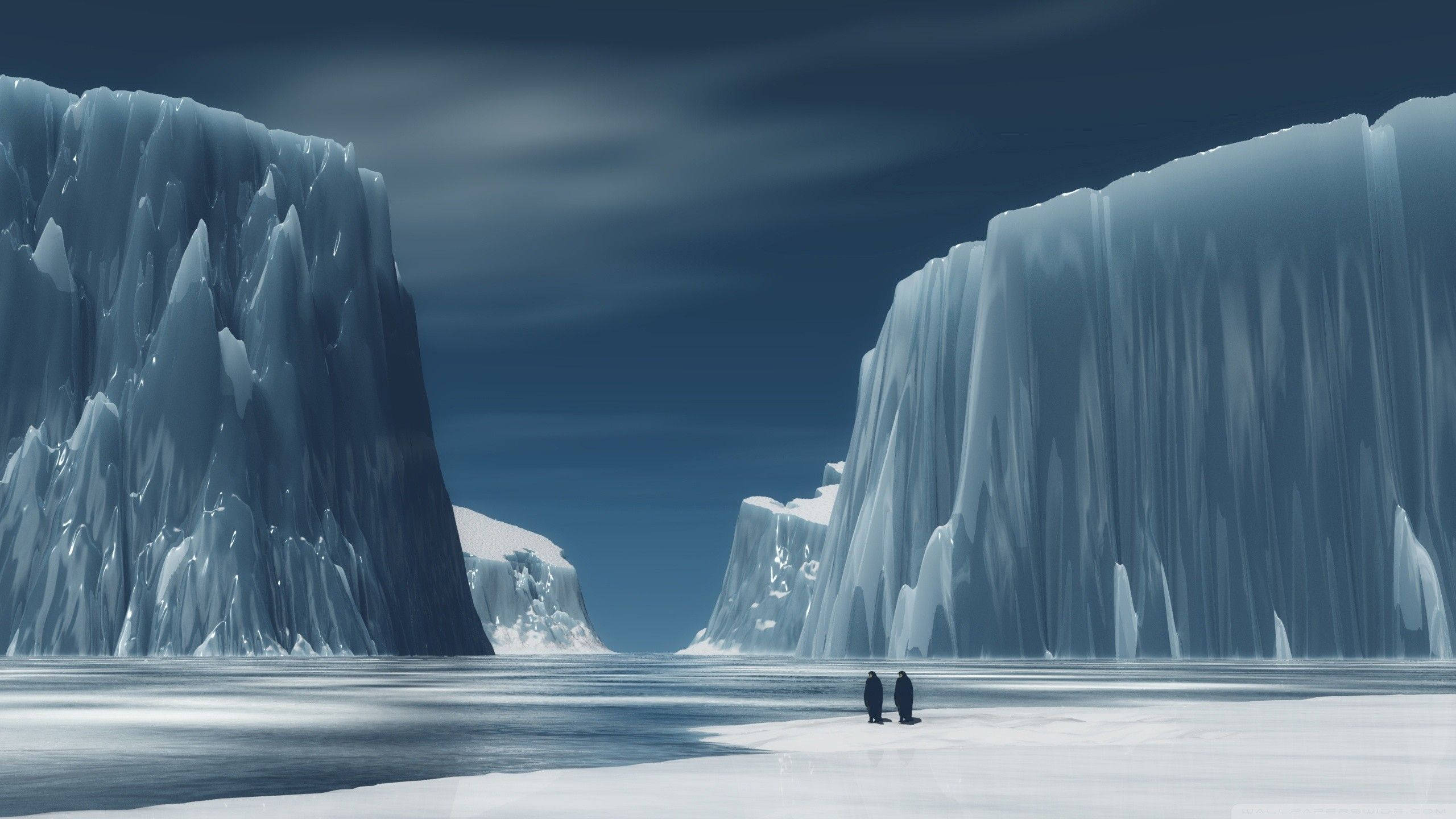 Antarctica 桌布 壁紙 — 兩個細小的人影站在冰凍平原上，聳立的冰崖之間，在陰鬱的暮色天空下。