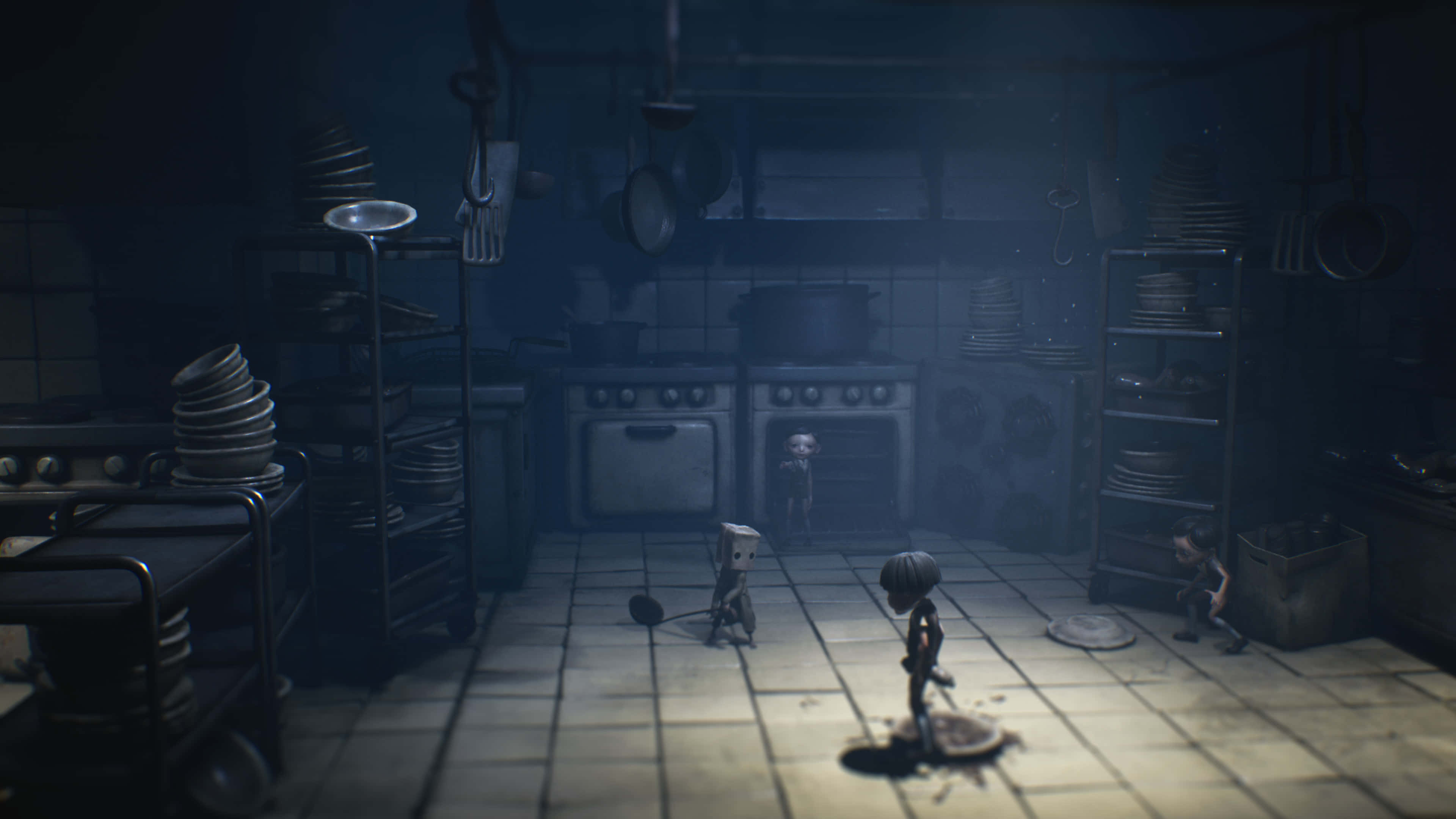 Little Nightmares 4K 桌布 壁紙 — 兩個細小的兒童般身影站在昏暗、雜亂的廚房裡，周圍堆滿疊起的盤子和掛起的鍋子，籠罩在憂鬱的藍色煙霧之下。