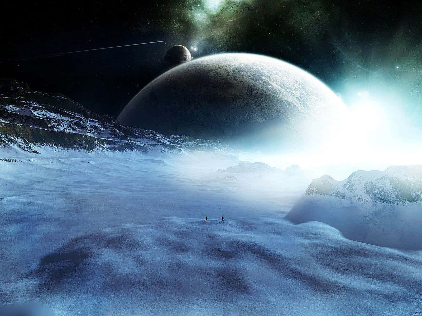 酷炫太空 桌布 壁紙 — 兩個細小身影站在一個被雪覆蓋的外星行星上，下方是巨大的發光月亮和遙遠的星星。