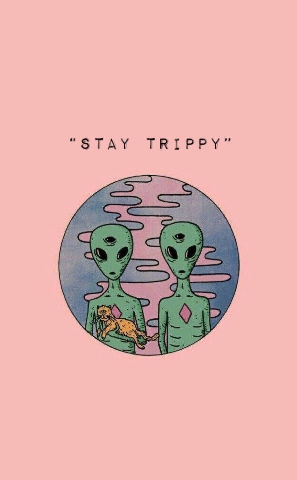 外星人 桌布 壁紙 — 兩個綠色外星人，有大黑眼睛，並排站在粉紅色背景的圓形框架內，其中一個抱著貓，上方有文字「STAY TRIPPY」。
