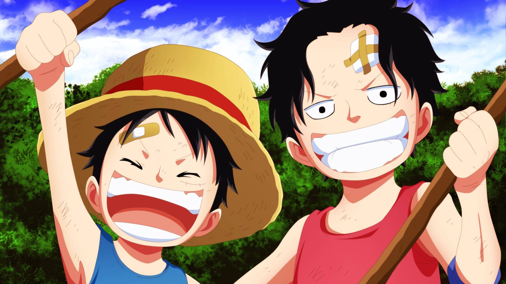 luffy 4K 桌布 壁紙 — 兩個繃帶臉的動漫男孩，在明亮的藍天和綠葉背景下，狂笑著拿著棍子。