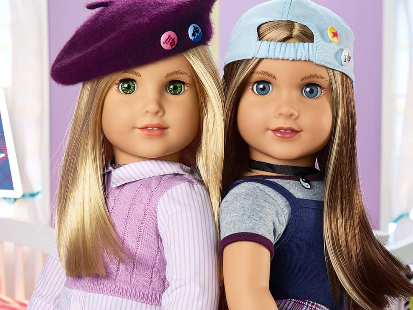 american girl 桌布 壁紙 — 兩個美國女孩娃娃穿著不同的服裝和色彩繽紛的帽子，在柔和的紫色背景前緊密地擺姿勢。