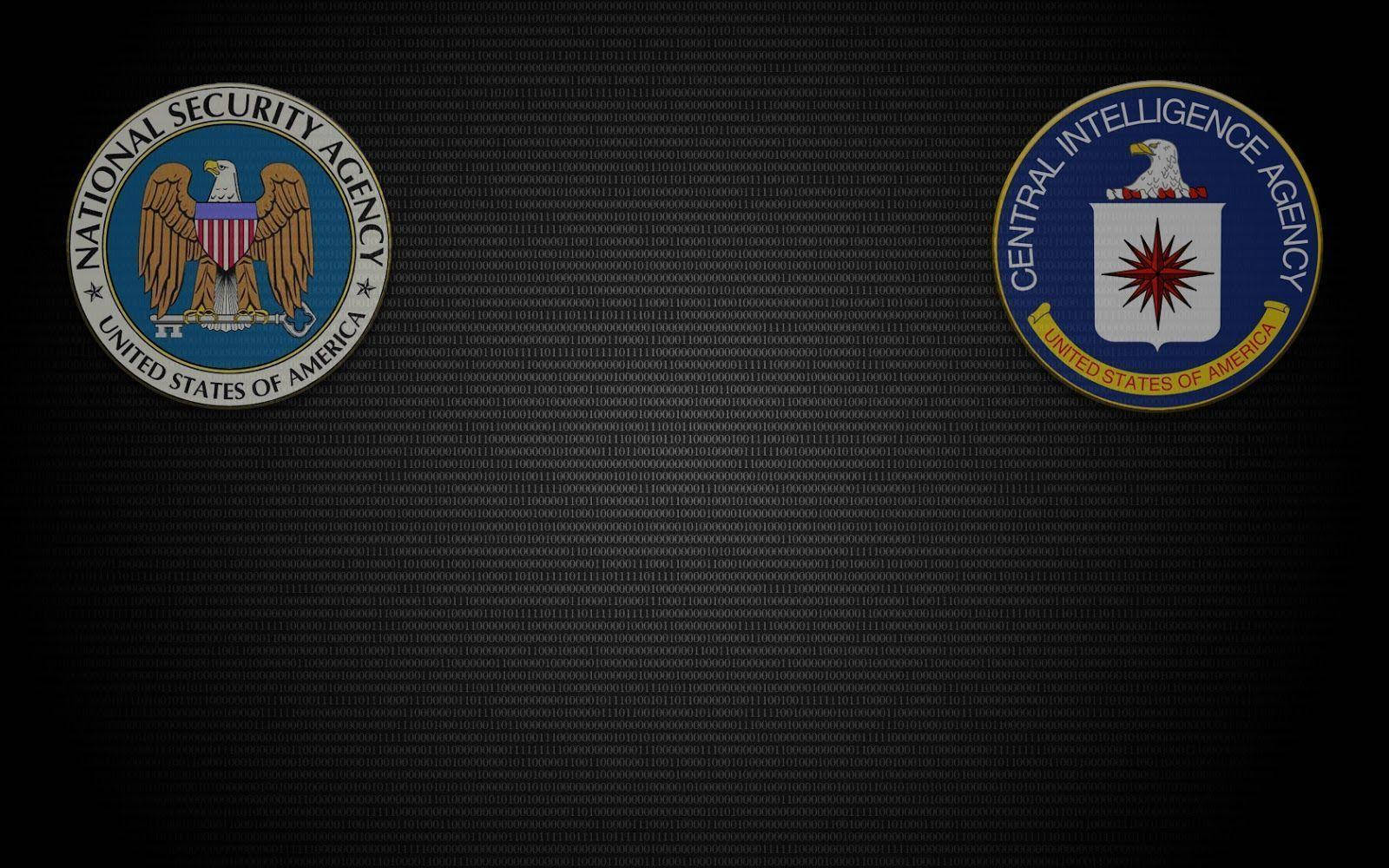 Cia 桌布 壁紙 — 兩個美國情報機構徽章漂浮在深色數位代碼背景上。