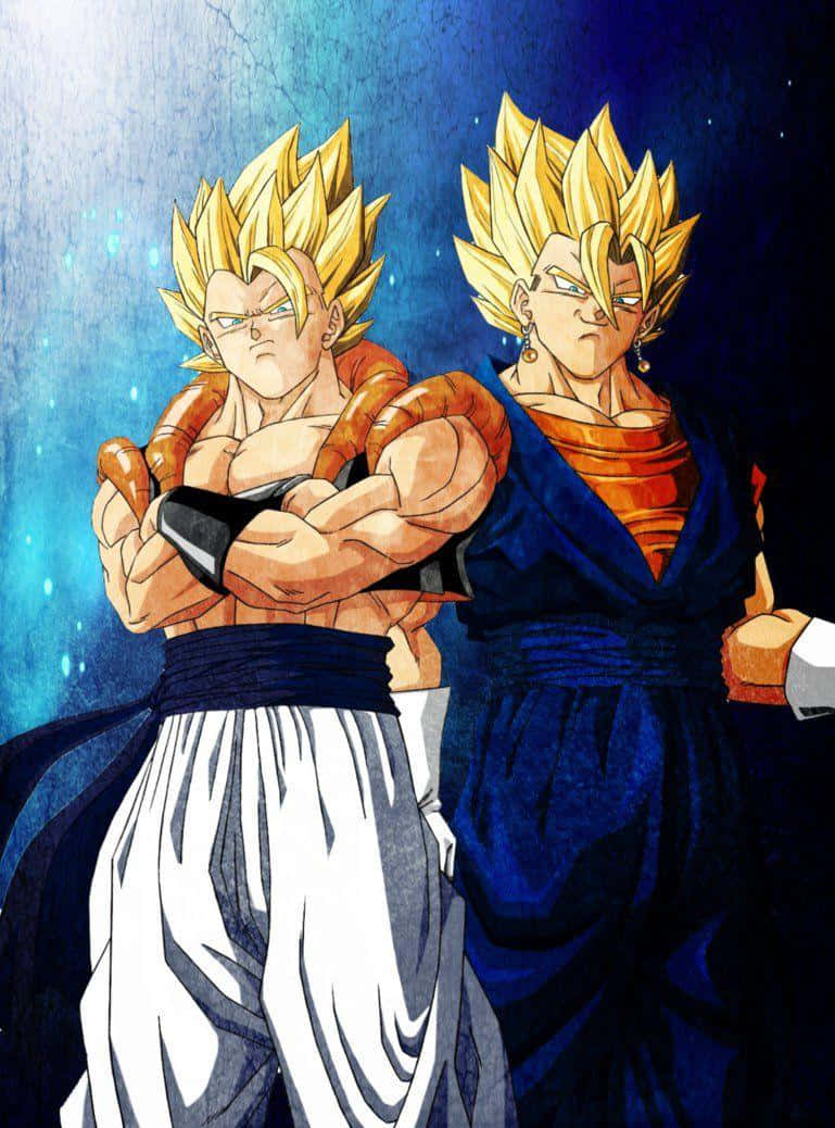 Gogeta And Vegito 桌布 壁紙 — 兩個肌肉發達、金色尖髮的動漫戰士自信地站在星空藍色宇宙背景前。