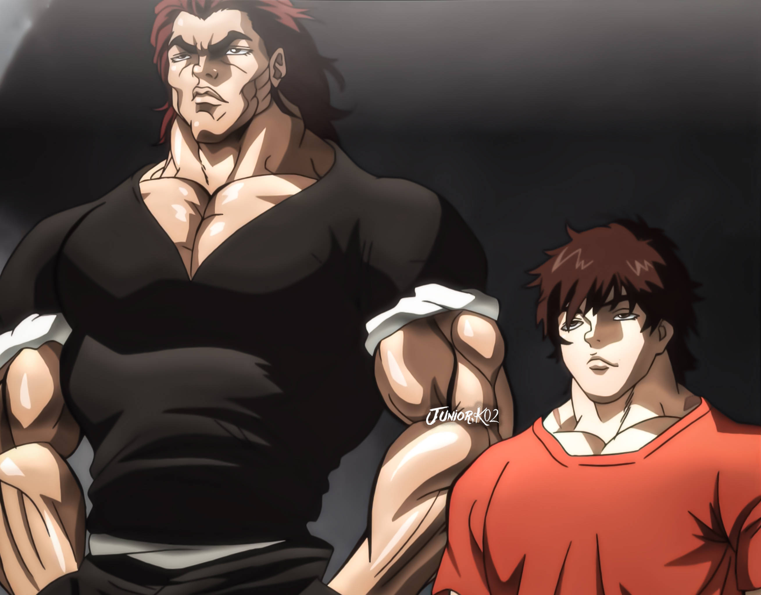 Baki 桌布 壁紙 — 兩個肌肉發達的動漫男人站在一個黑暗的房間裡，一個高大穿黑衫，另一個較矮穿紅衫，兩人都帶著強烈的表情。