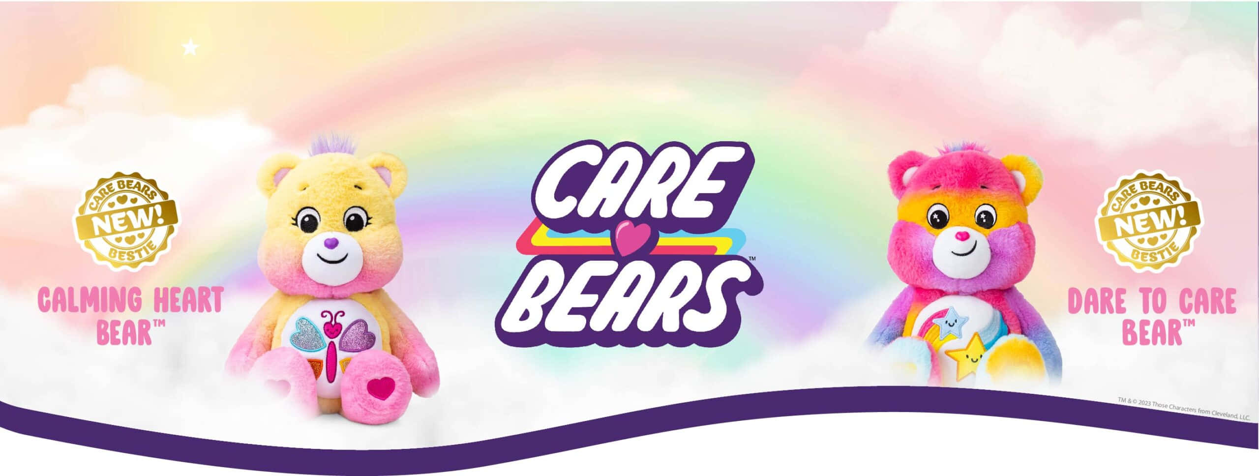 彩虹熊 桌布 壁紙 — 兩個色彩繽紛的Care Bears毛絨玩具坐在雲朵上，下方是鮮豔的彩虹，品牌標誌居中。