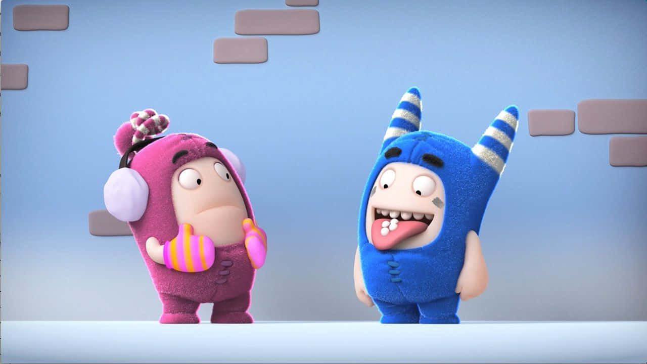 Oddbods 桌布 壁紙 — 兩個色彩繽紛的卡通角色，一個粉紅色一個藍色，帶有條紋角，站在簡約的磚牆背景前。