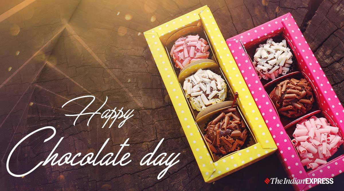 Chocolate Day 桌布 壁紙 — 兩個色彩繽紛的圓點盒子裝滿各式巧克力，放在質樸的木質表面上，沐浴在溫暖的金色光線中。