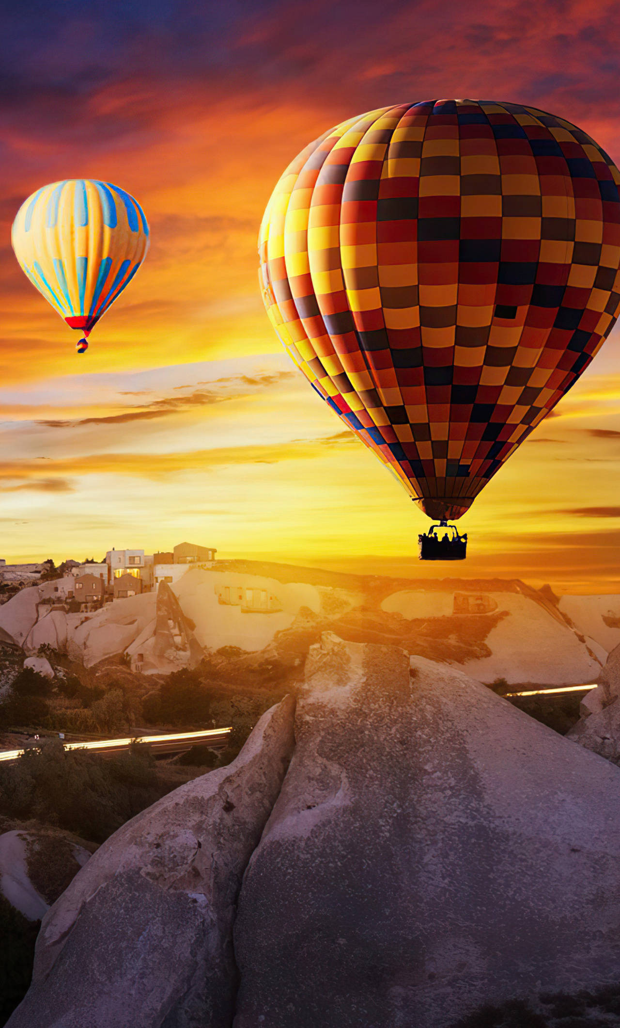 Hot Air Balloon 桌布 壁紙 — 兩個色彩繽紛的熱氣球在熾熱的日落時分飄過超現實的岩層。