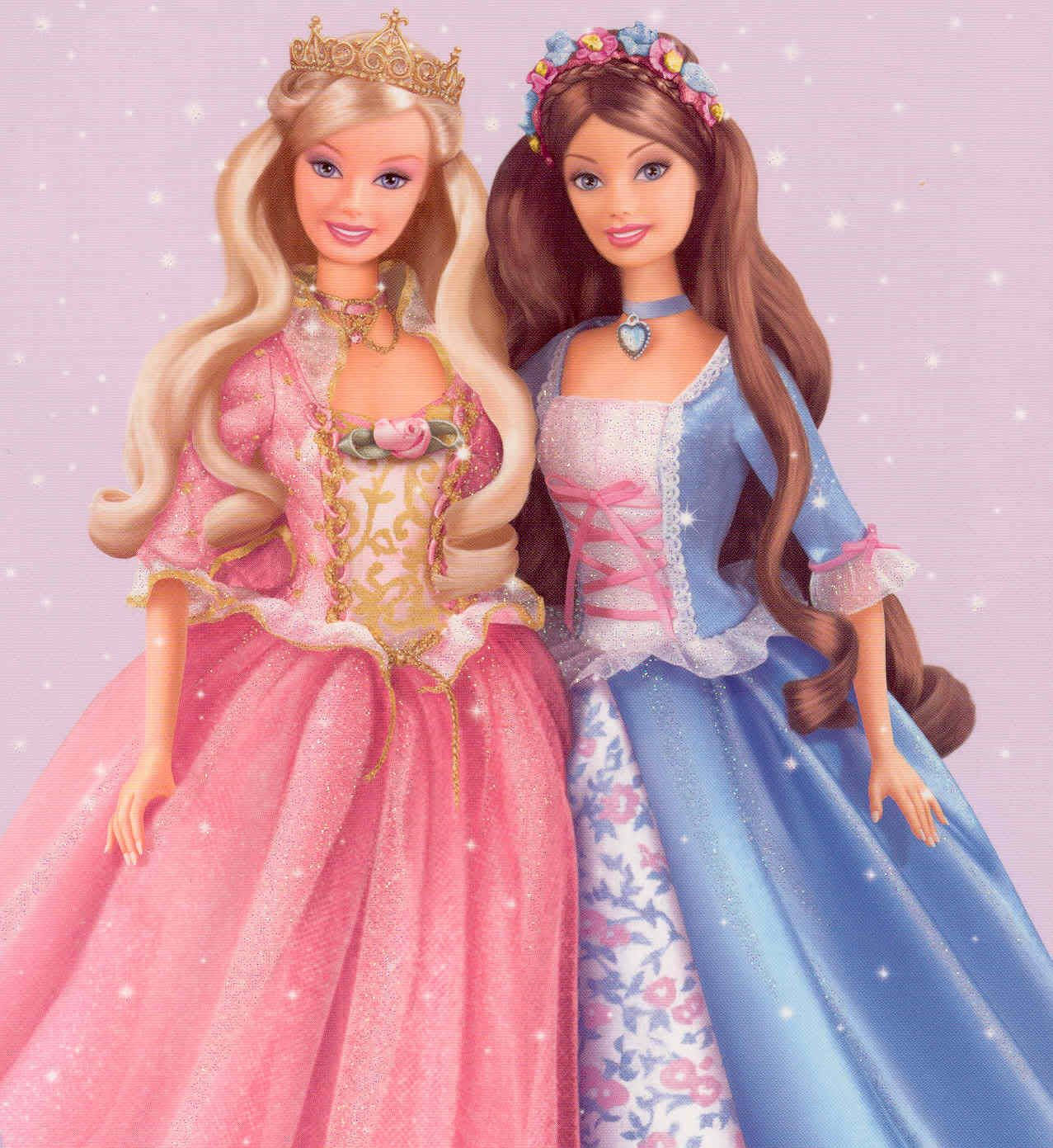 Princess 桌布 壁紙 — 兩個芭比娃娃穿著閃閃發光的粉紅色和藍色公主裙，並排站在閃閃發光的薰衣草背景前。