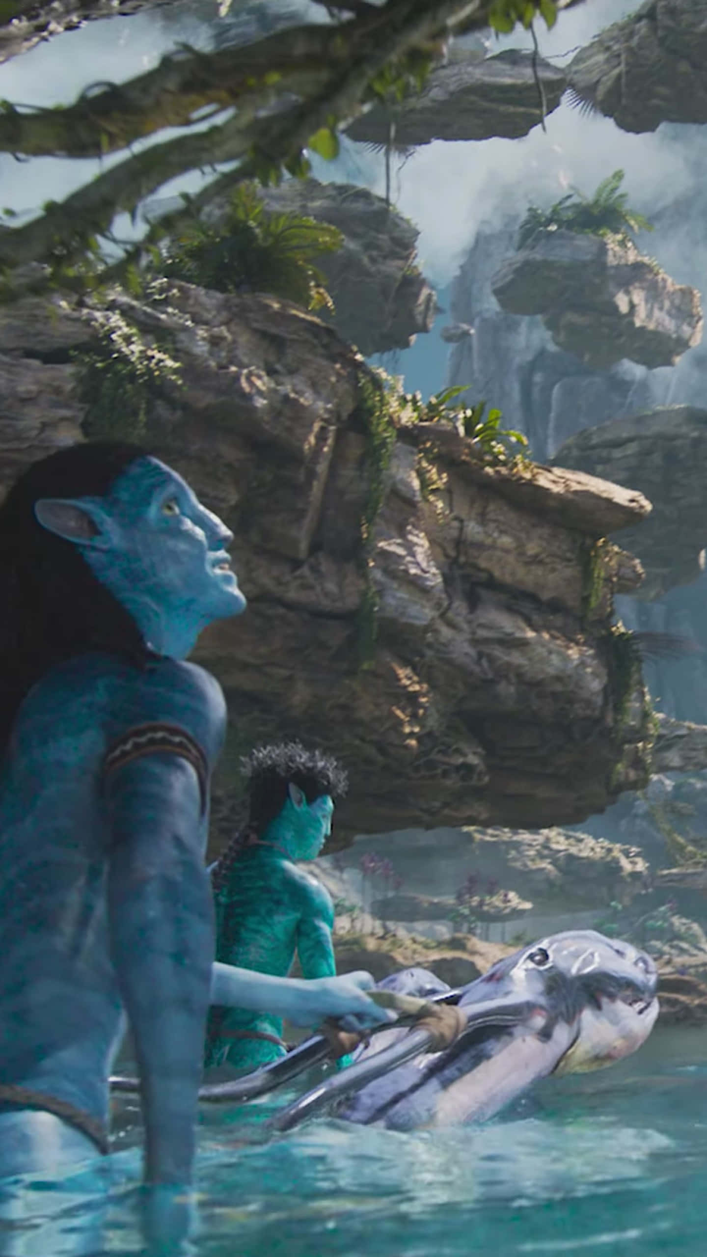 Avatar Pandora 桌布 壁紙 — 兩個藍皮膚的納美人在潘朵拉浮石層下方，乘坐一艘生物機械船在河流中航行。