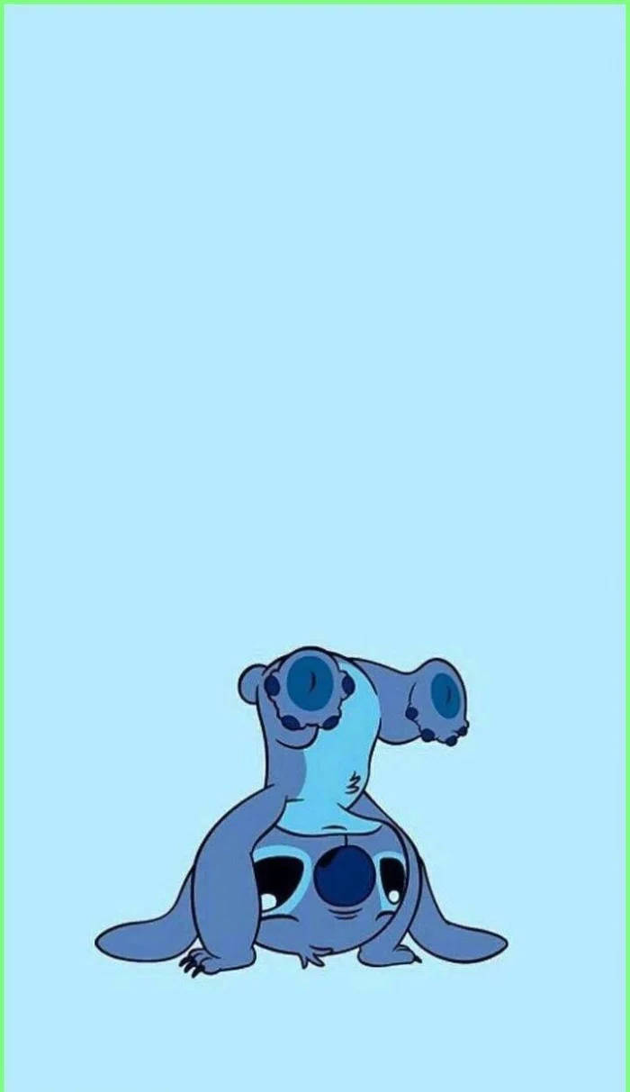 kawaii stitch 桌布 壁紙 — 兩個藍色卡通外星人疊坐在淺藍色背景上。