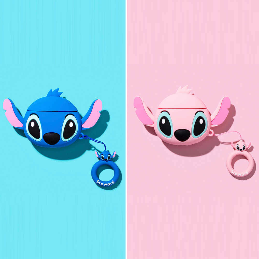 Stitch And Angel 桌布 壁紙 — 兩個藍色和粉紅色的史迪奇主題AirPods保護殼，放在相應的純色背景上，並附有鑰匙圈。