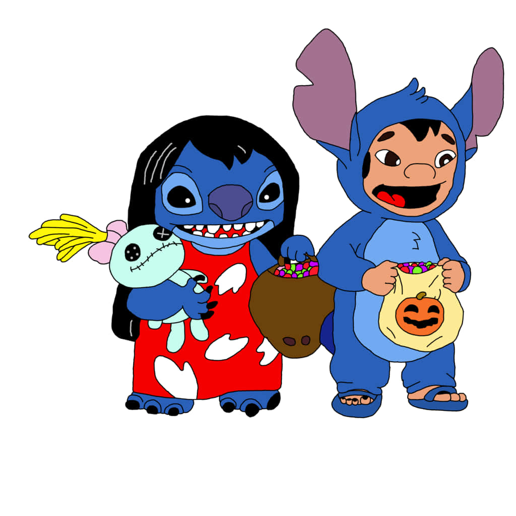Stitch Halloween 桌布 壁紙 — 兩個藍色外星人角色穿著萬聖節服裝，在純白色背景前拿著糖果袋和一個縫製的娃娃。