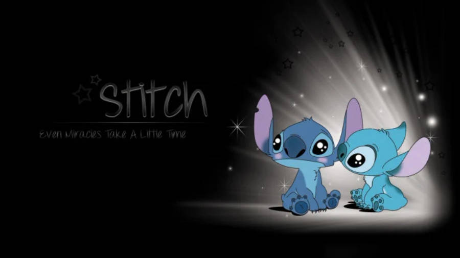 kawaii stitch 桌布 壁紙 — 兩個藍色外星角色在聚光燈下並排而坐，背景為帶有星星和文字的深色背景。