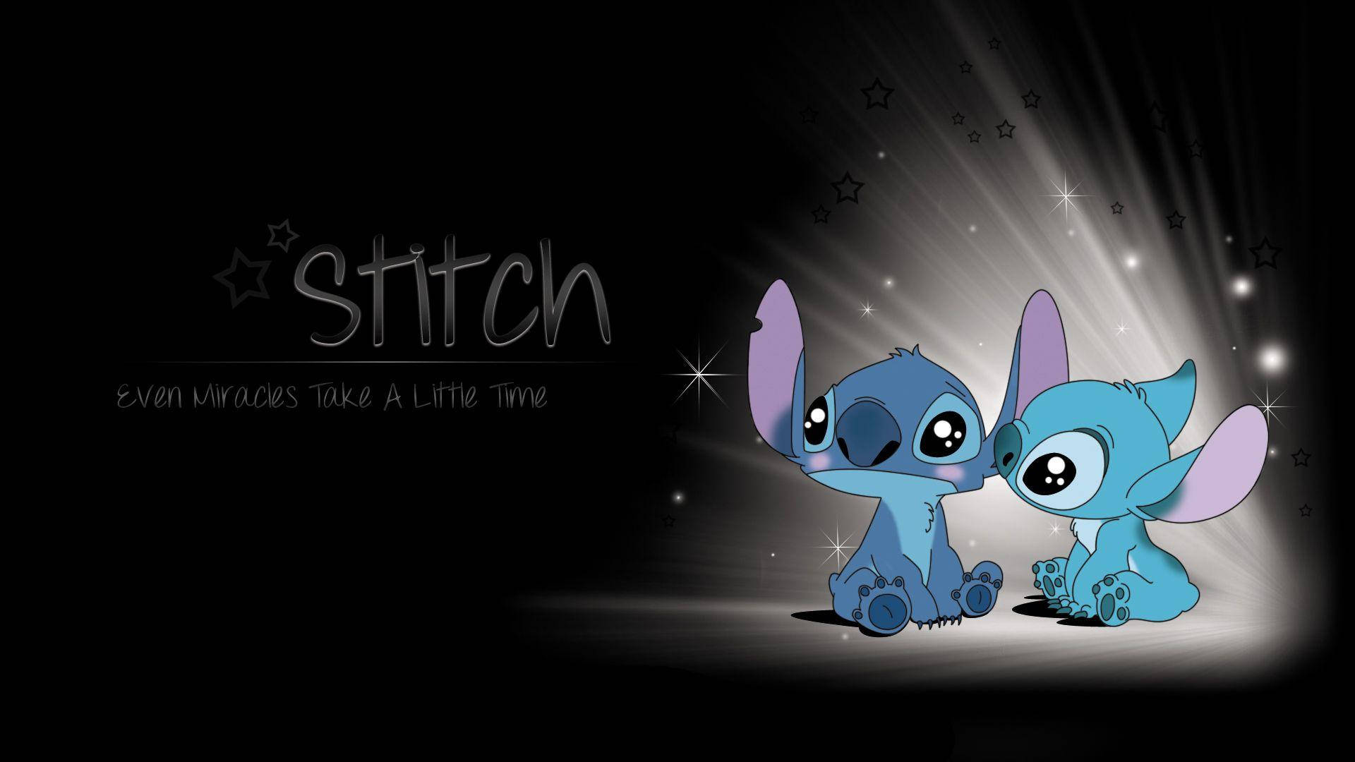 Lilo Stitch 桌布 壁紙 — 兩個藍色外星角色在聚光燈下坐在一起，背後有星星放射出來，背景為黑色。