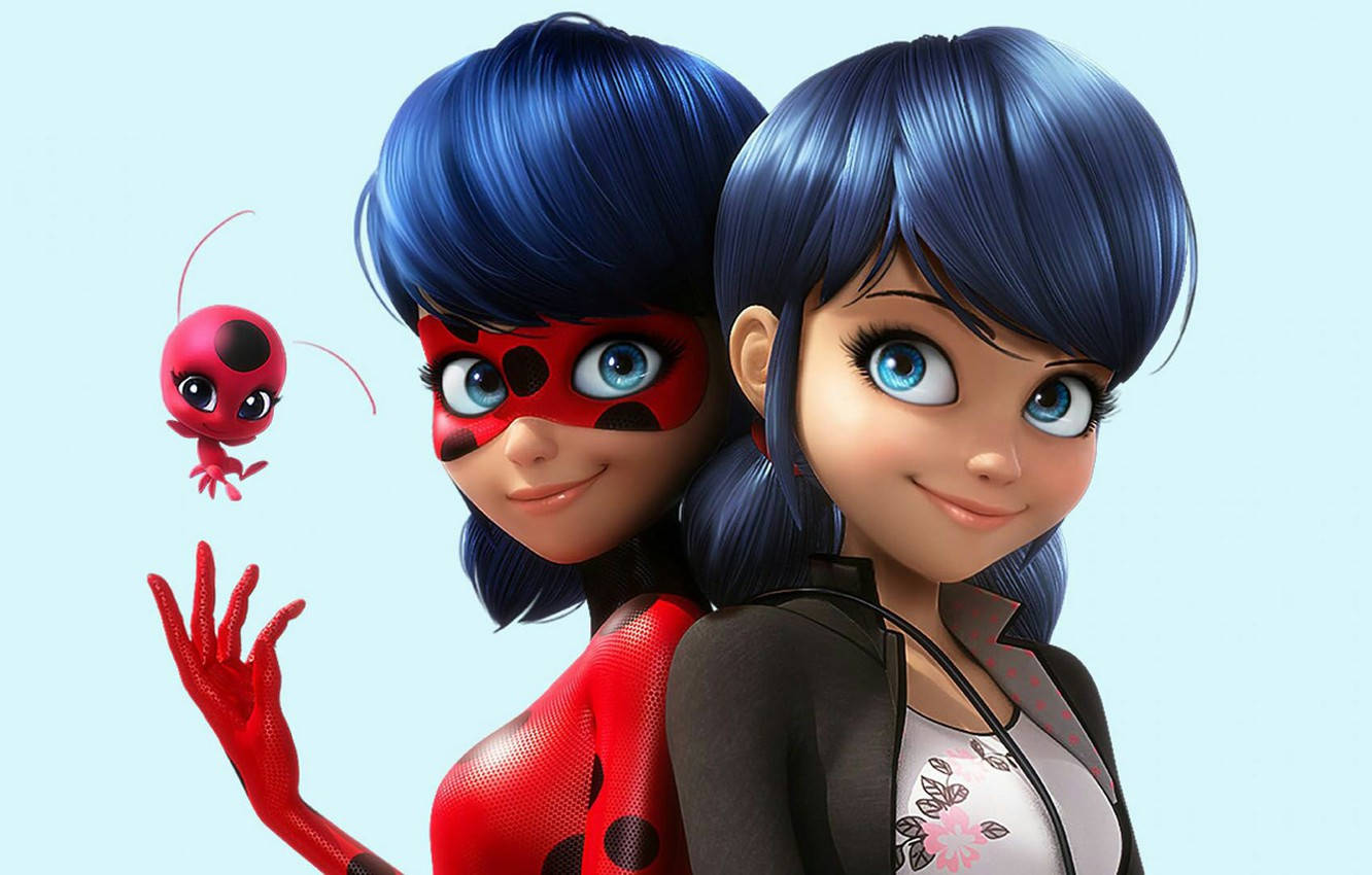 Marinette 桌布 壁紙 — 兩個藍色頭髮的動畫女孩，一個穿著紅色瓢蟲服裝，另一個穿著休閒服裝，附近有一隻小小的紅色瓢蟲漂浮著。