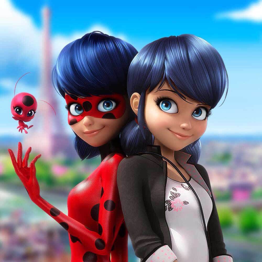 Miraculous 桌布 壁紙 — 兩個藍色頭髮的動畫女孩在巴黎背靠背站立，身後是模糊的艾菲爾鐵塔。