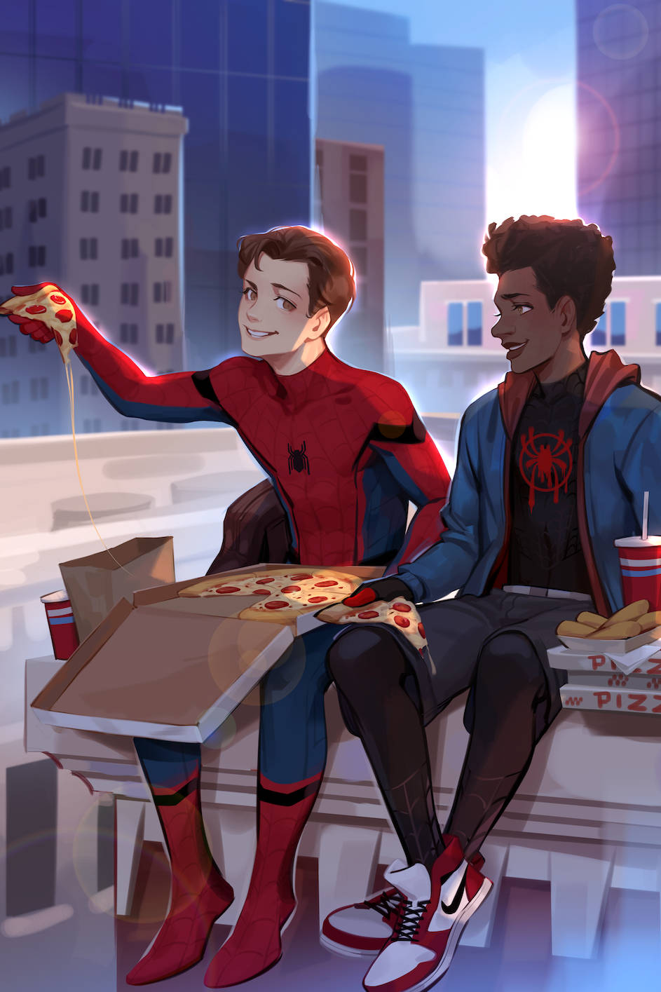 Peter Parker 桌布 壁紙 — 兩個蜘蛛人角色在摩天大樓背後閃耀的日落中，於城市屋頂上享用披薩。