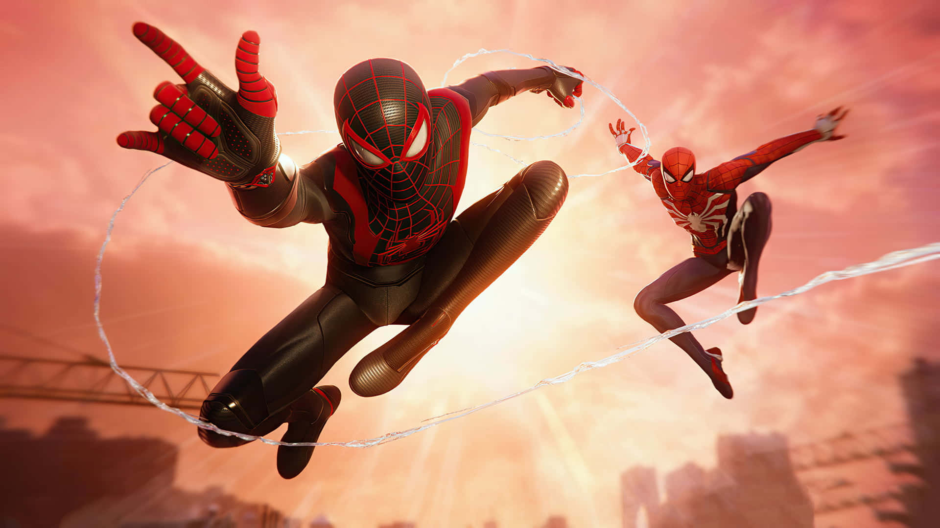 Spider-man Web Slinging 桌布 壁紙 — 兩個蜘蛛人角色在發光的日落城市景觀中動態擺盪，身後拖著蛛網線。