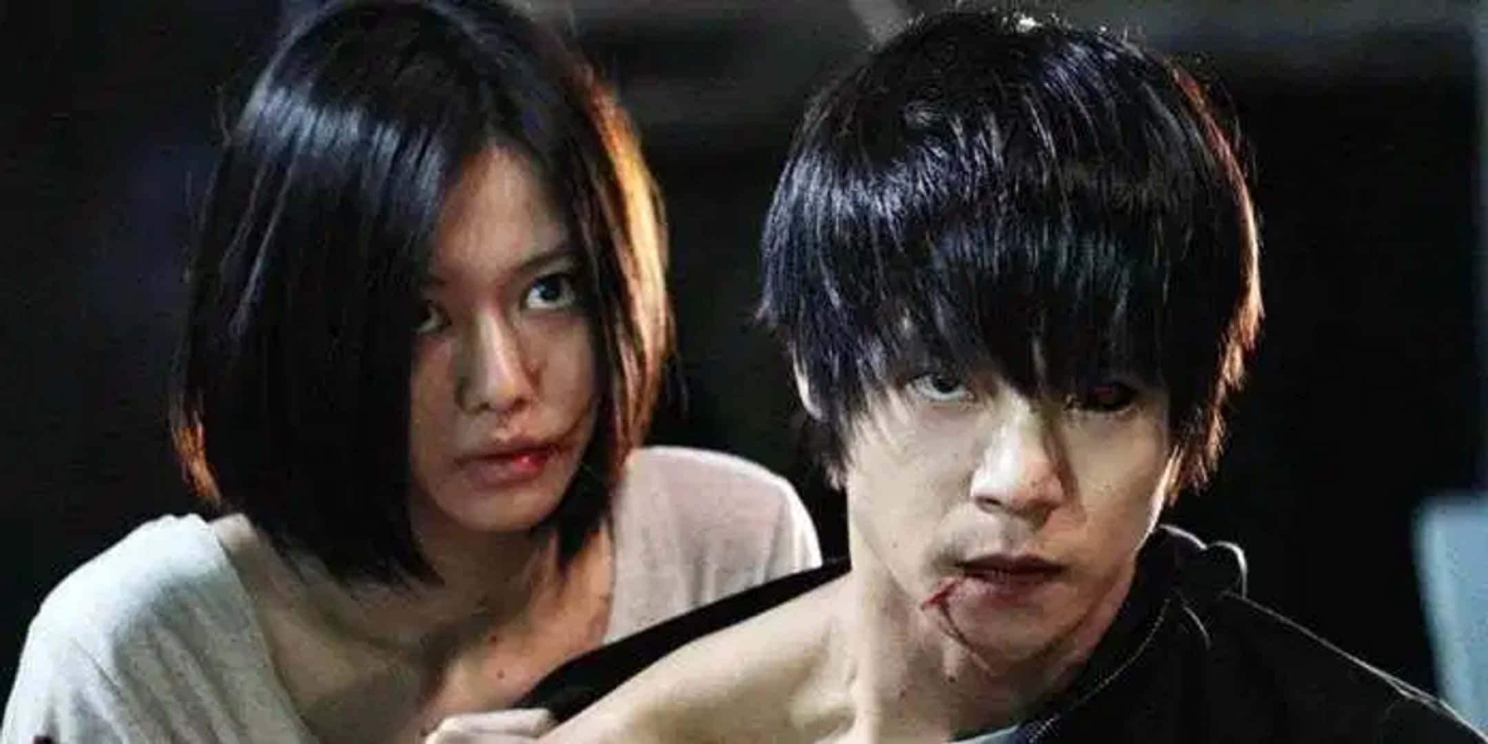 Tokyo Ghoul Movie 桌布 壁紙 — 兩個血淋淋的人在昏暗緊張的場景中，專注地看著鏡頭。