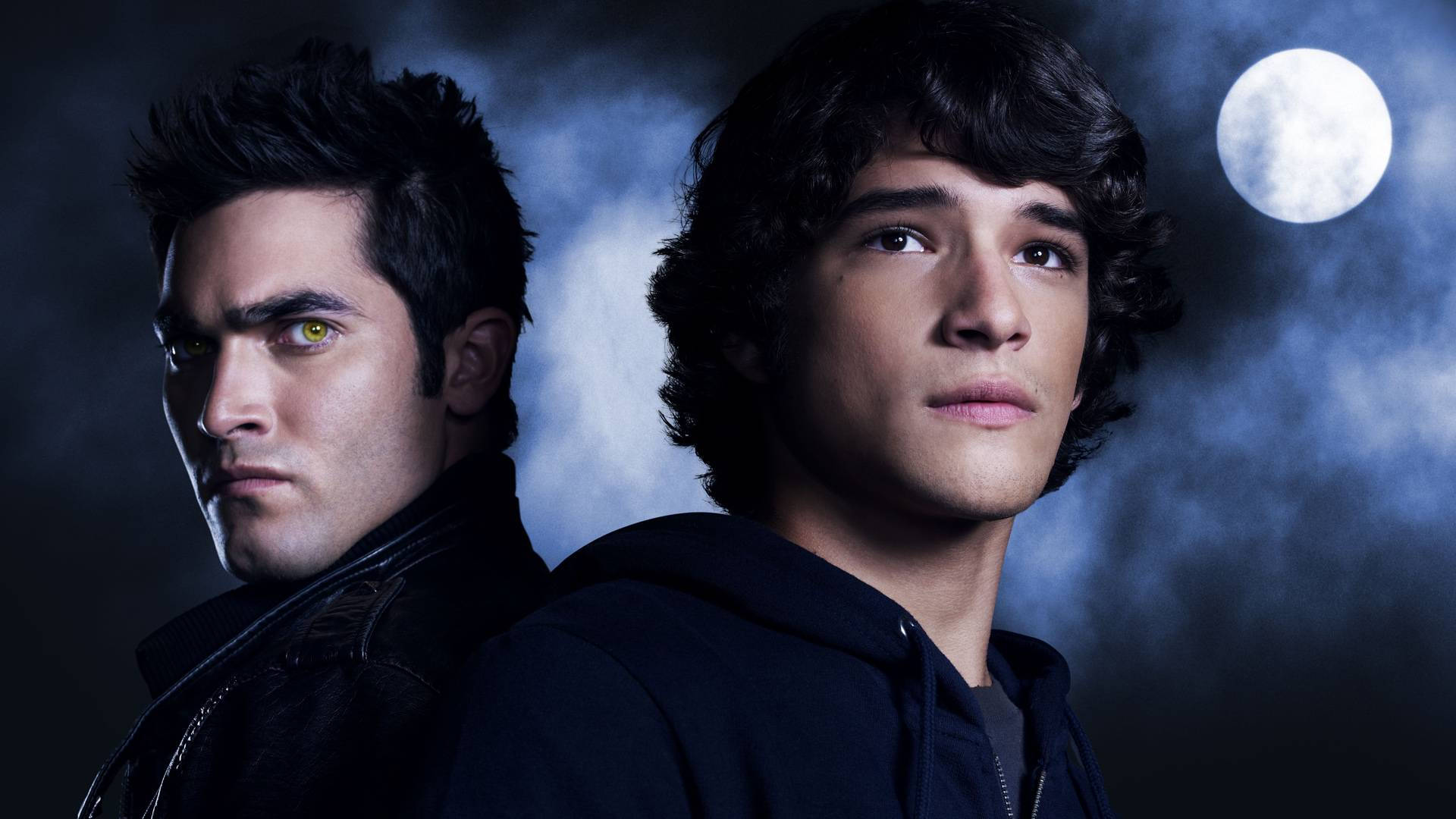 derek hale 桌布 壁紙 — 兩個表情強烈的年輕男子背光站在滿月前，背景是陰鬱的藍色多雲天空。
