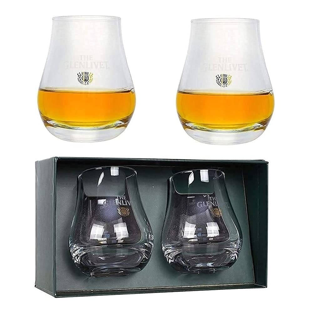 Drink 桌布 壁紙 — 兩個裝滿琥珀色液體的Glenlivet威士忌品酒杯放在深色禮盒上方。