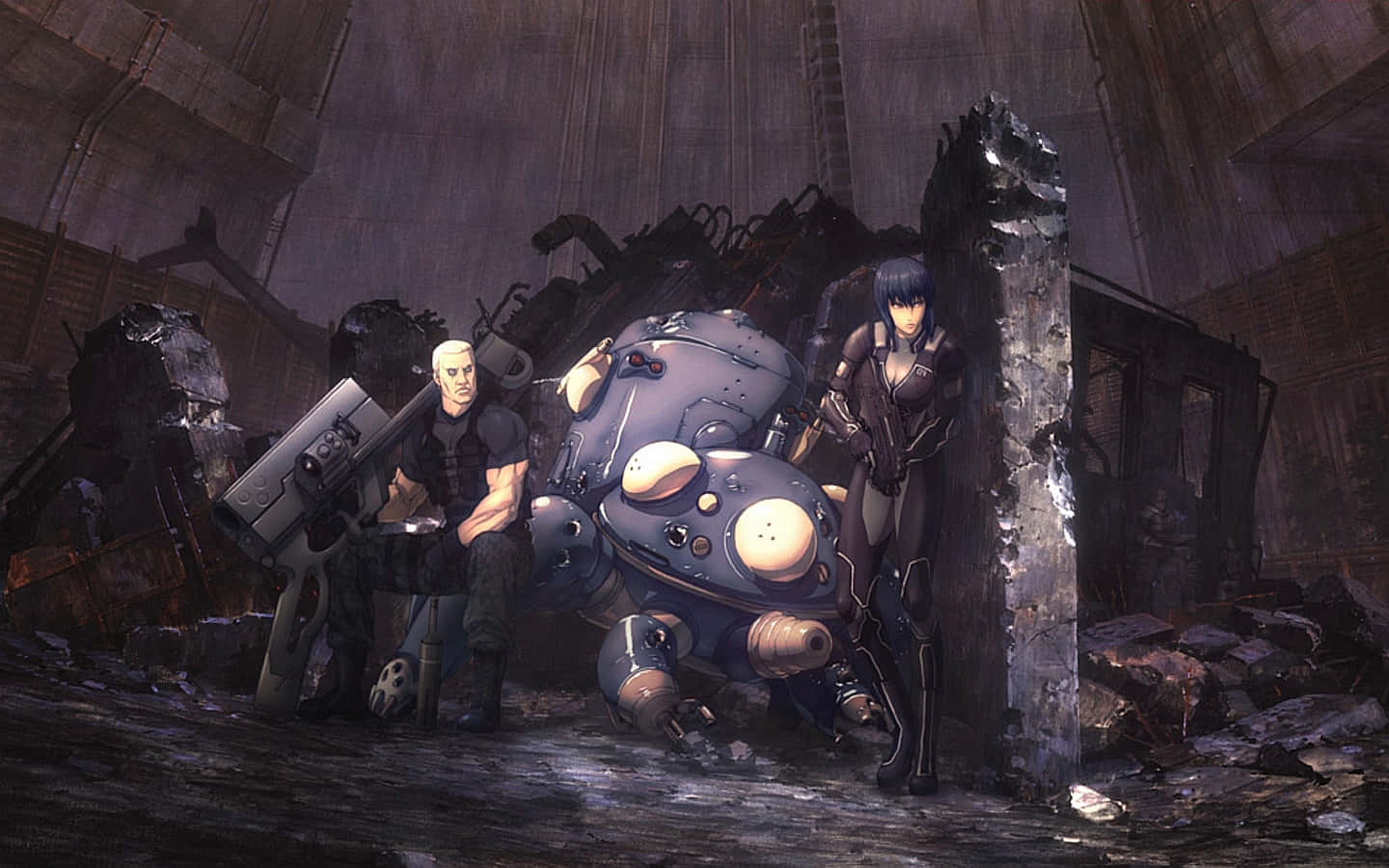 Ghost In The Shell Batou 桌布 壁紙 — 兩個裝甲人物和一個大型機器人站在黑暗廢墟工業環境的瓦礫中。