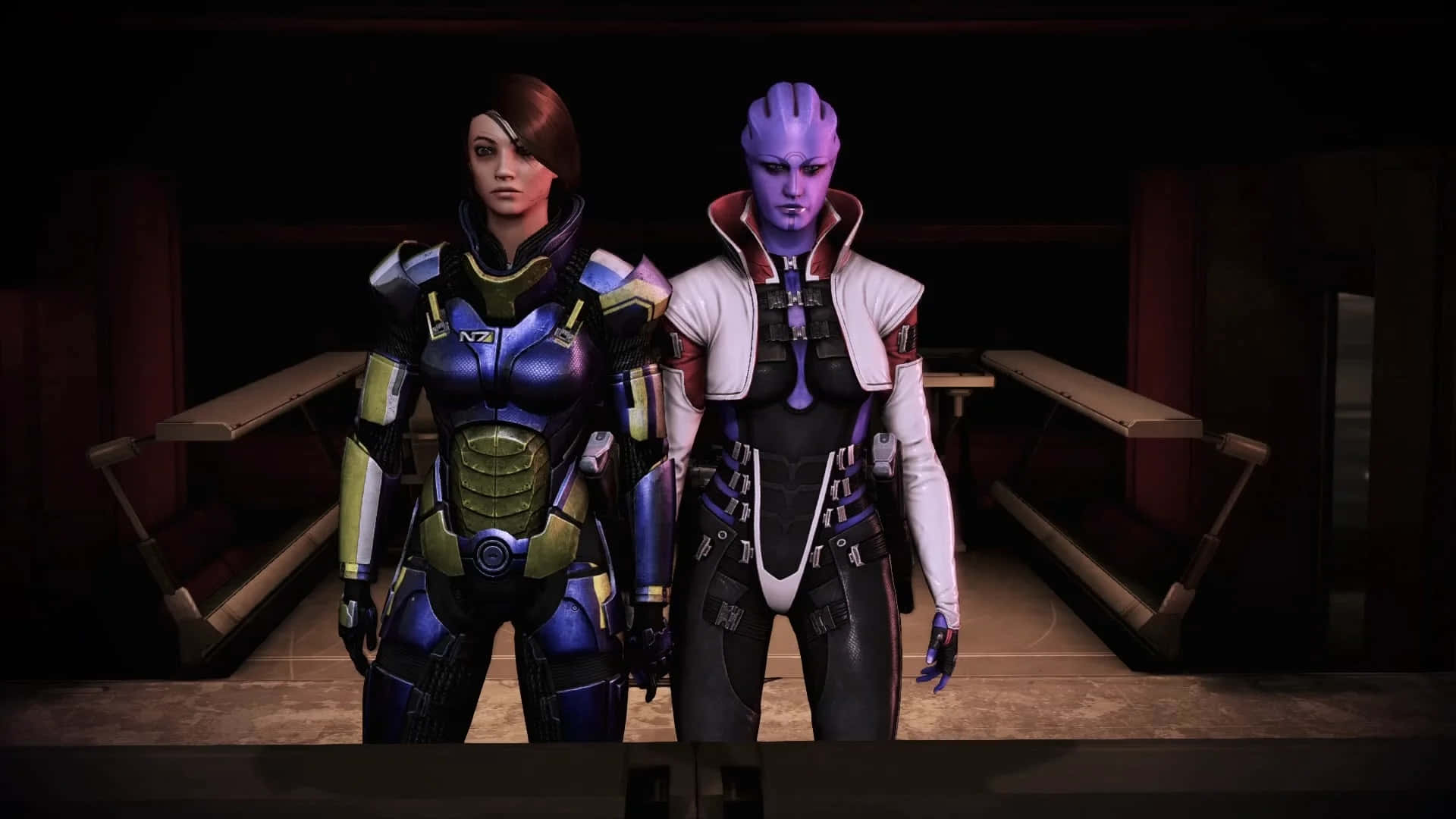 Aria T'loak 桌布 壁紙 — 兩個裝甲科幻角色並排站在燈光昏暗的未來走廊。