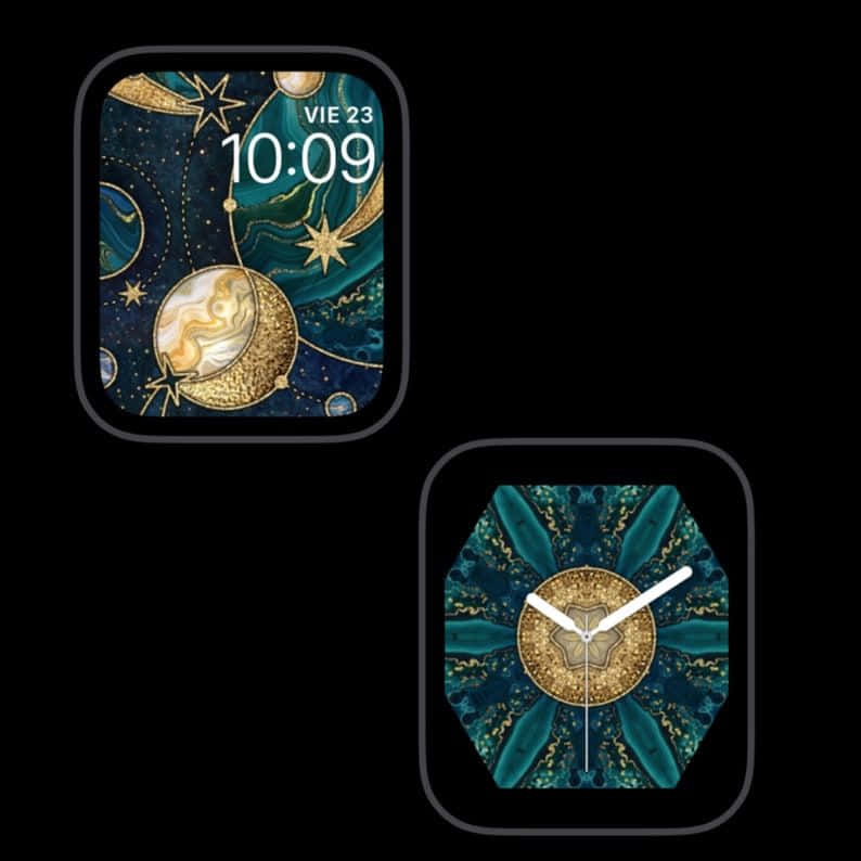 兩個裝飾性數位手錶錶面，帶有宇宙和幾何青金色圖案。 — Apple Watch 動態 壁紙