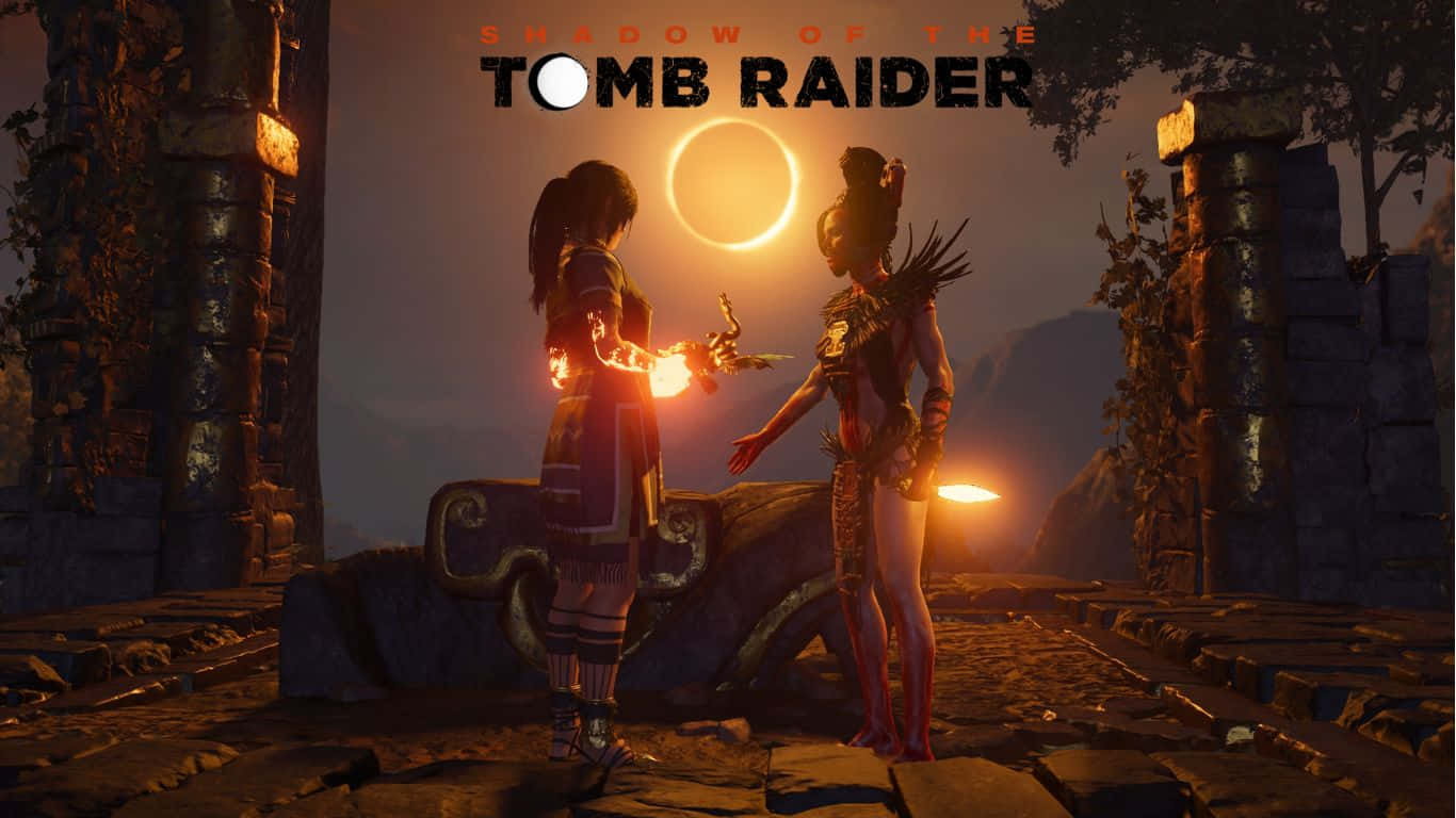 Lara Croft 桌布 壁紙 — 兩個角色在古老廢墟中面對面，下方是發光的環狀太陽，熾熱的火炬照亮了石柱。