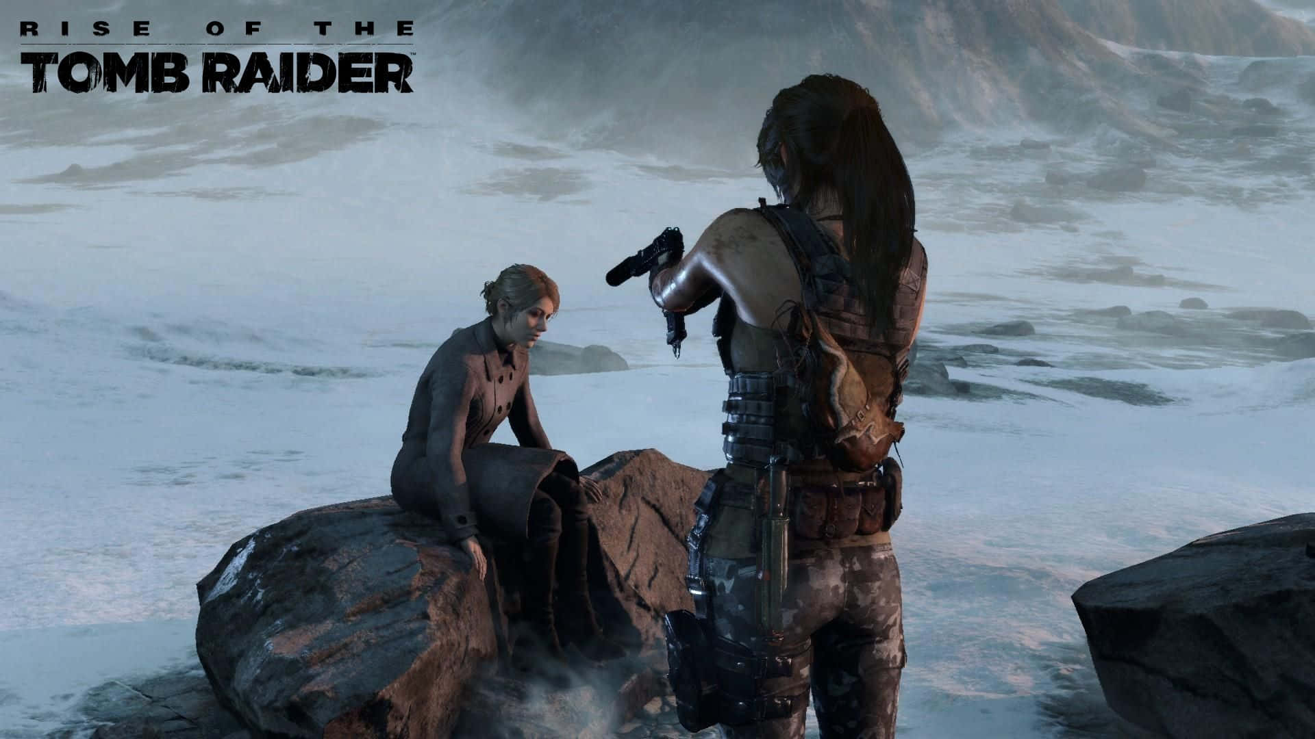 Lara Croft 桌布 壁紙 — 兩個角色在白雪皚皚的山地景觀中，一個坐在岩石上，另一個站著拔出手槍。