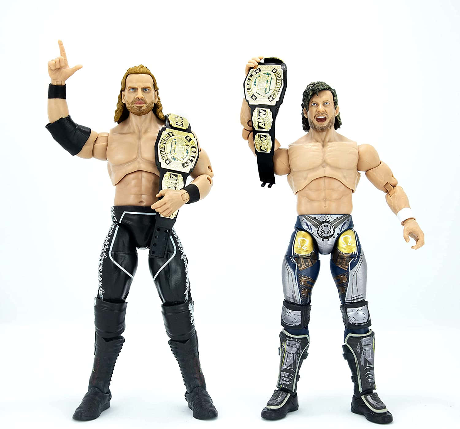 Aew 桌布 壁紙 — 兩個詳細的WWE動作人偶在純白色背景上以勝利姿態擺姿勢，每個都拿著冠軍腰帶。