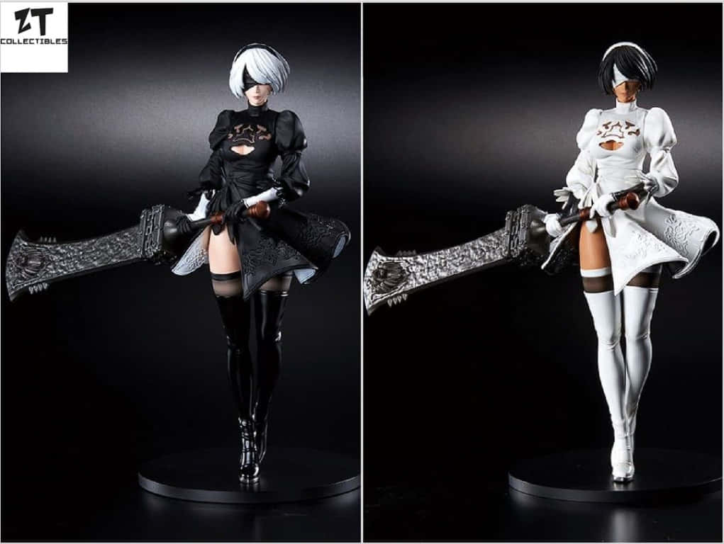 2B 桌布 壁紙 — 兩個詳細的動作人偶，描繪一位短白髮女戰士在黑暗背景下手持大型華麗斧頭。