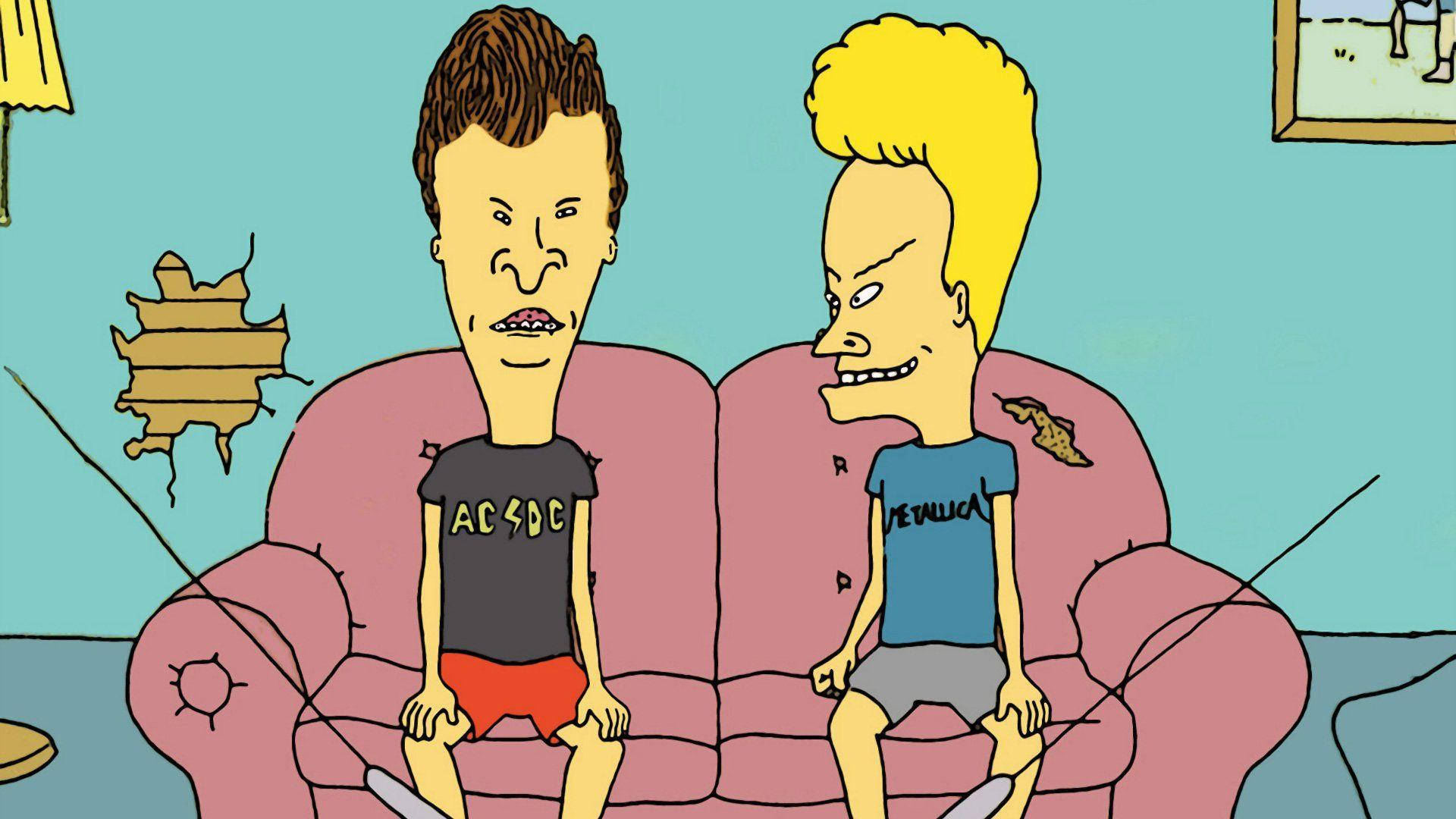 Beavis 桌布 壁紙 — 兩個誇張特徵的卡通男人坐在一張破舊的粉紅色沙發上，身處一個牆壁破爛的凌亂客廳。