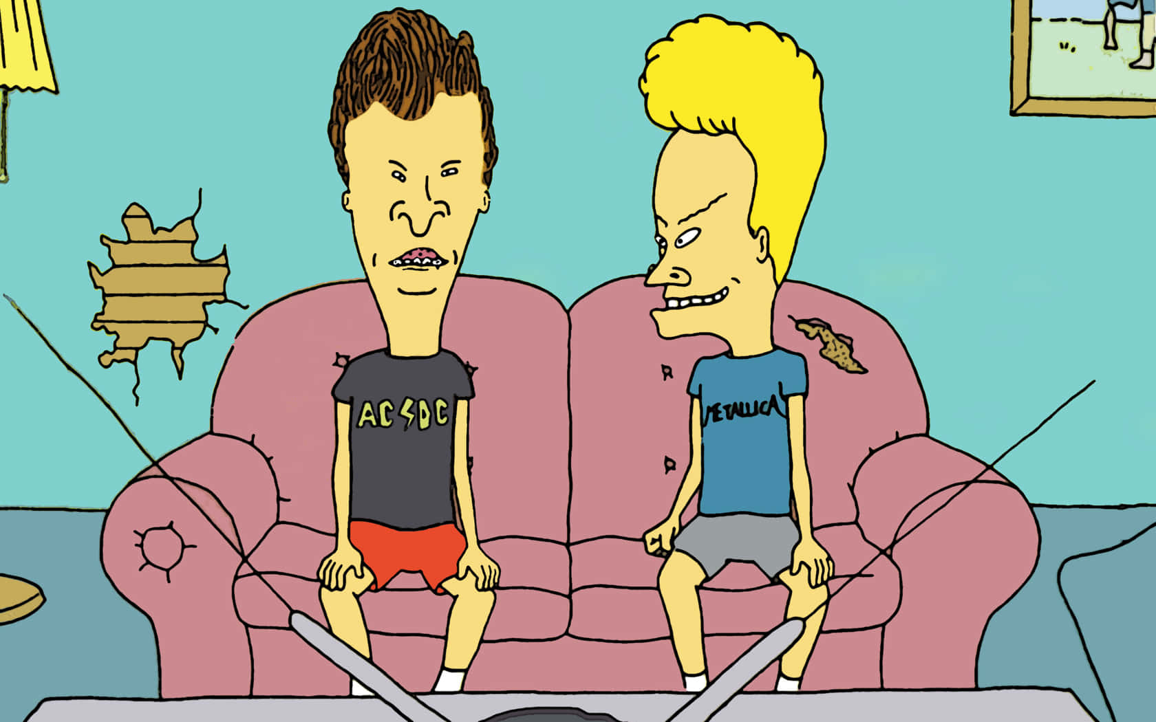 Beavis And Butthead 桌布 壁紙 — 兩個誇張特徵的卡通男人坐在雜亂客廳的破舊粉紅色沙發上，穿著ACDC和Metallica T恤。