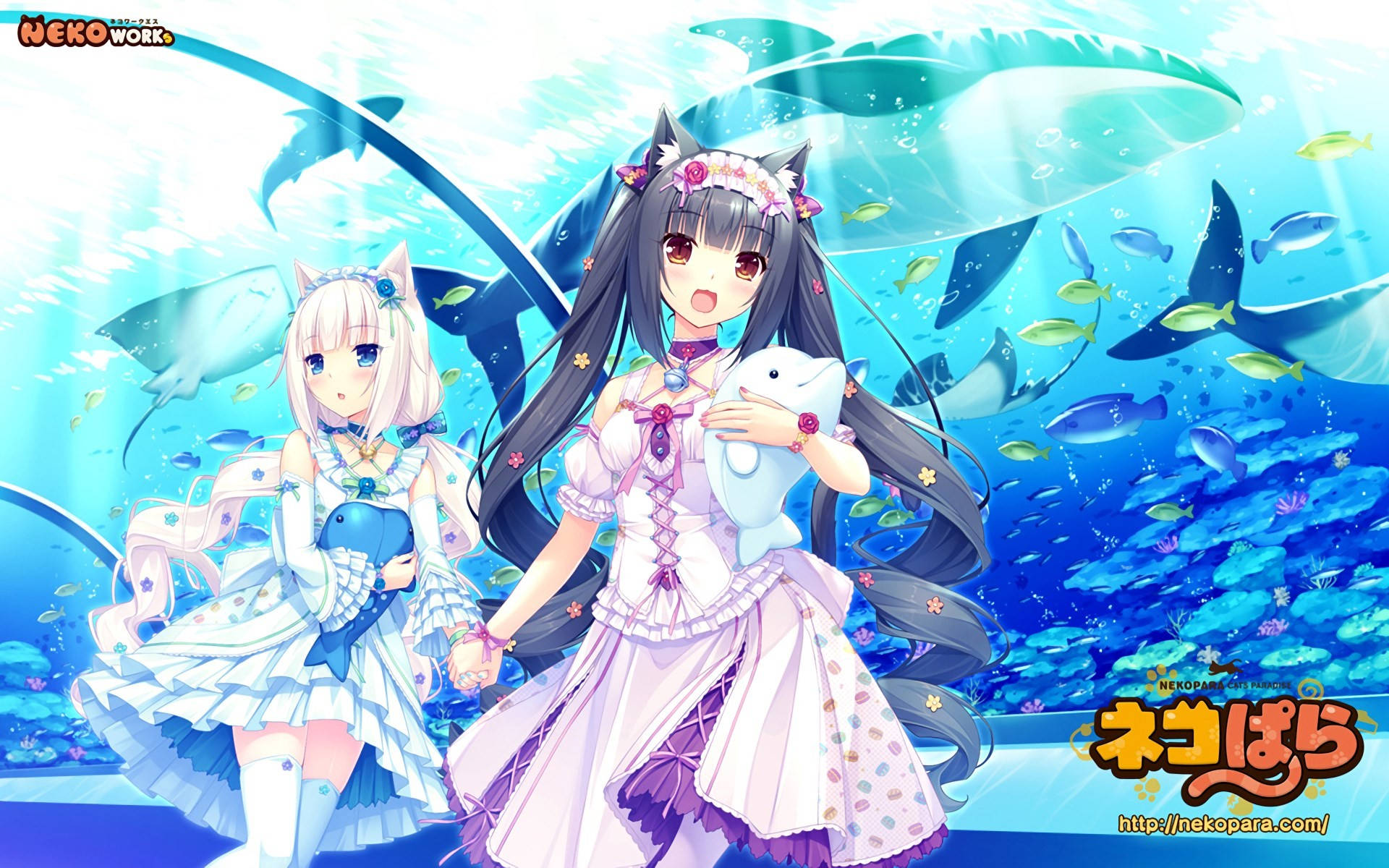 Nekopara 桌布 壁紙 — 兩個貓耳動漫女孩在充滿活力的水下場景中抱著毛絨玩具，周圍有魚和鯊魚。