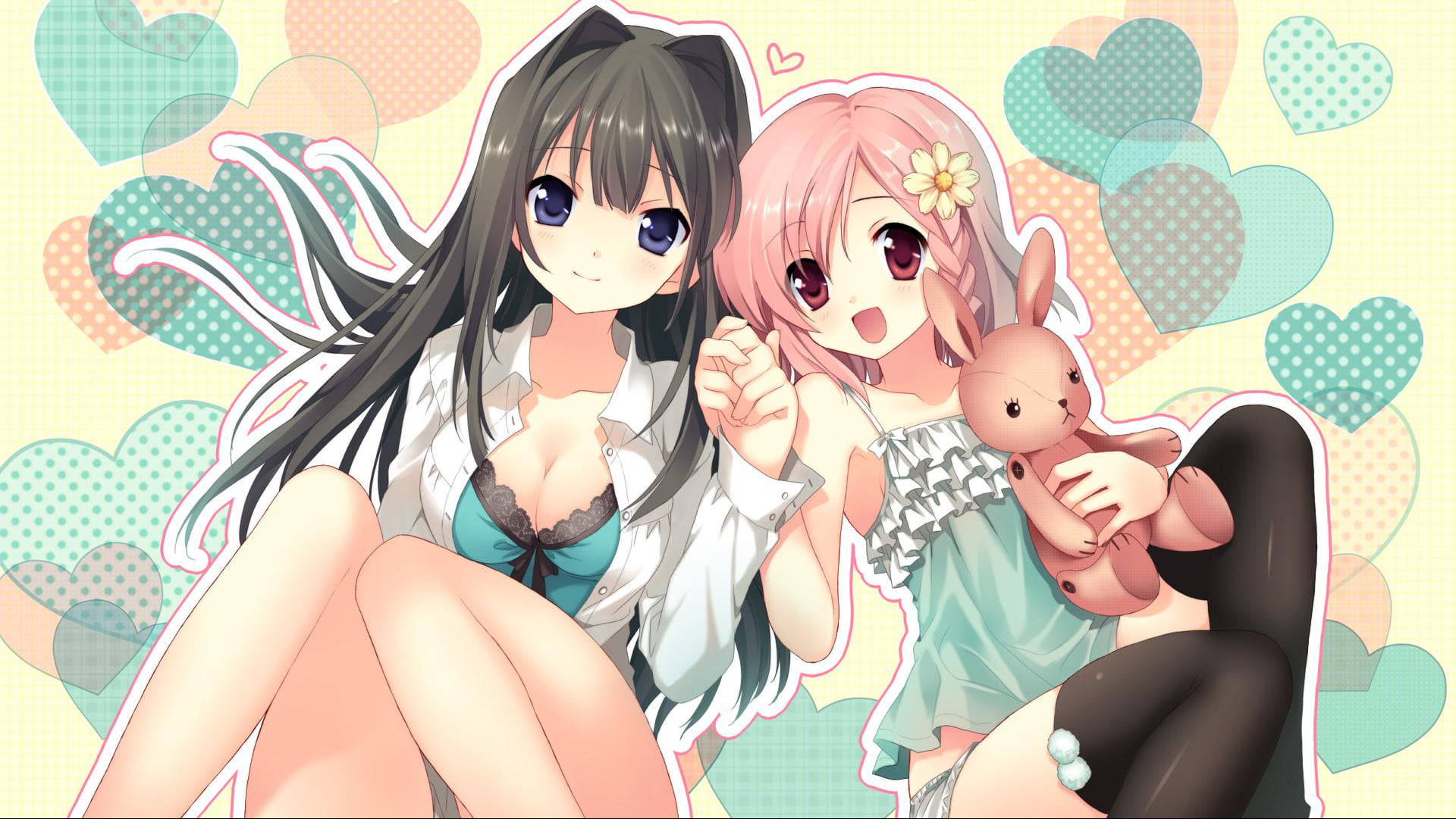 Sexy Anime 桌布 壁紙 — 兩個貓耳動漫女孩緊靠在一起，背景是粉彩愛心圖案，其中一個抱著兔子絨毛玩具。