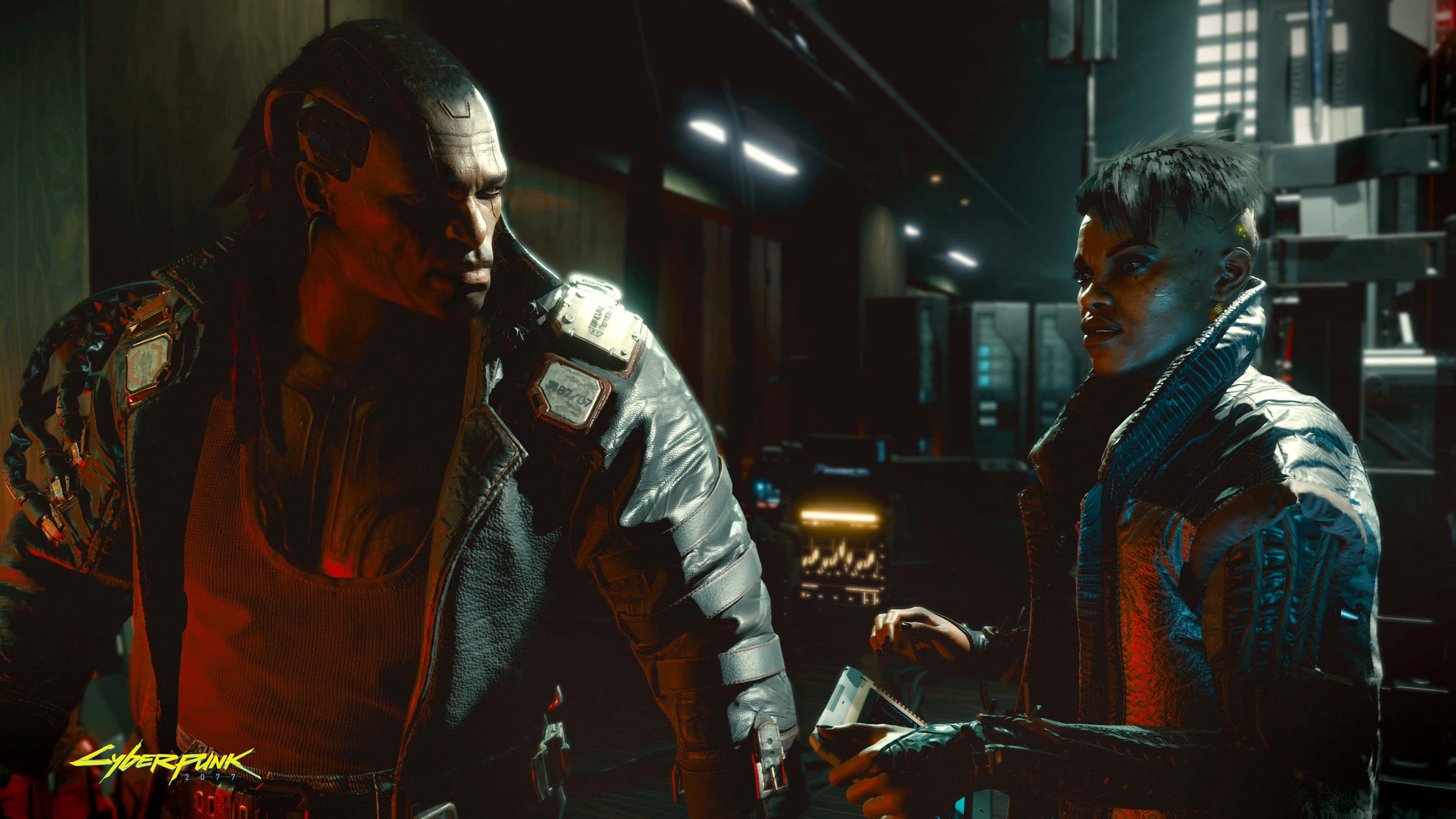 Cyberpunk 2077 Characters 桌布 壁紙 — 兩個賽博龐克角色在燈光昏暗、充滿霓虹燈的小巷中專注地交換一張卡片。